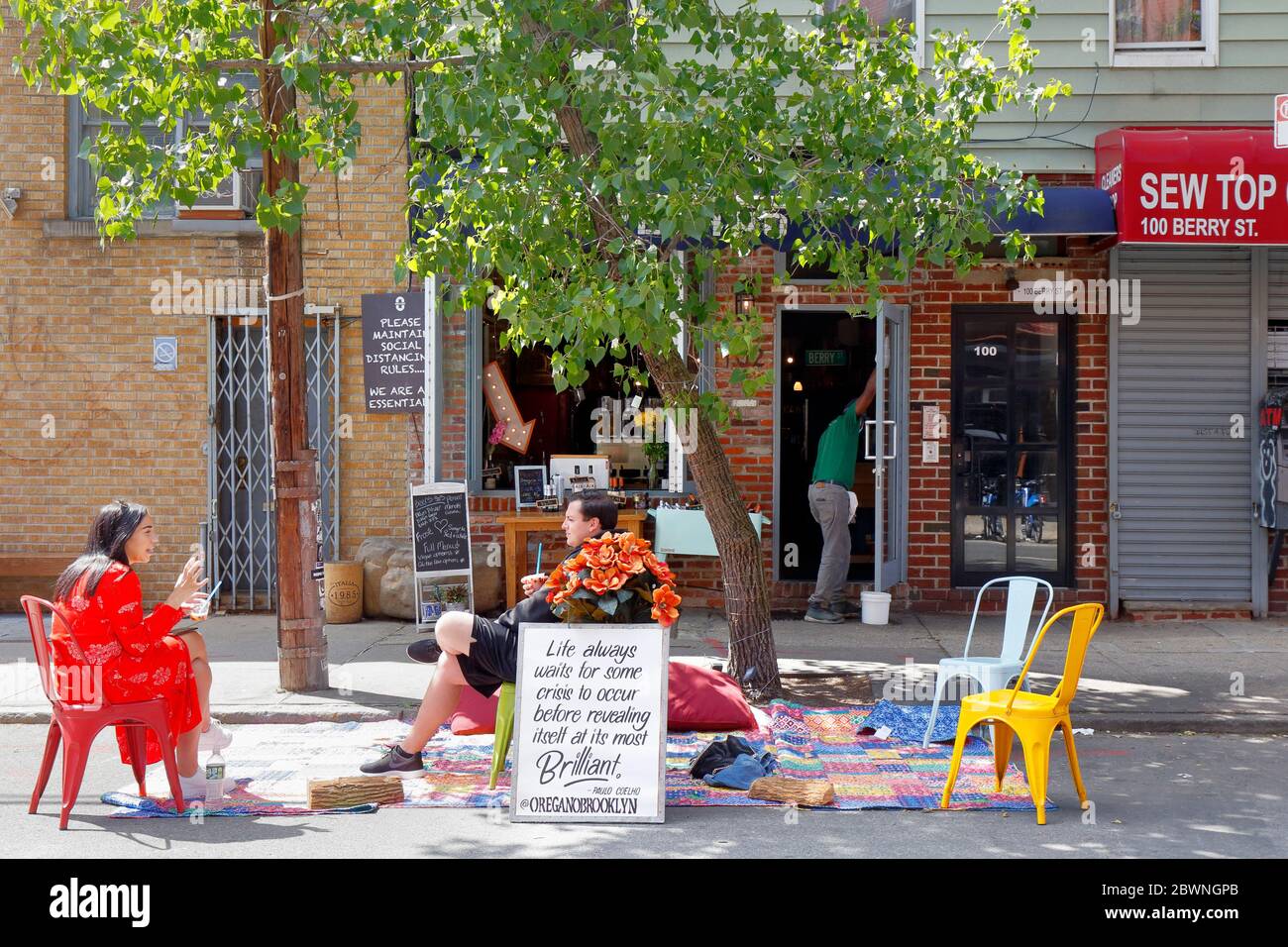 Oregano, ein italienisches Restaurant in Williamsburg, Brooklyn, mit Sitzgelegenheiten im Freien auf einem vorübergehend geschlossenen Abschnitt der Berry Street während der COVID-Krise. Stockfoto