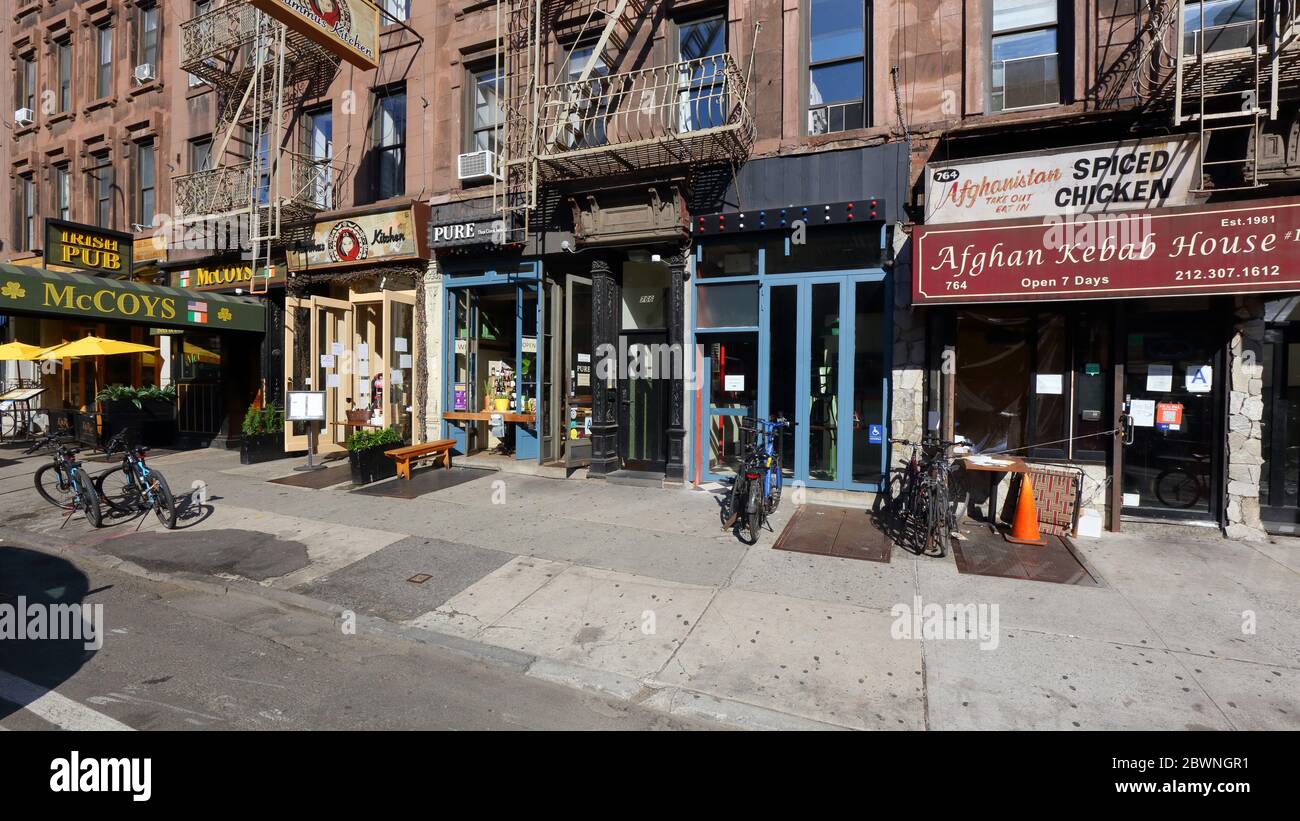 Eine vielfältige Darstellung der vielen Arten von Restaurants und Restaurants im Hell's Kitchen Viertel von Manhattan in New York City. Stockfoto