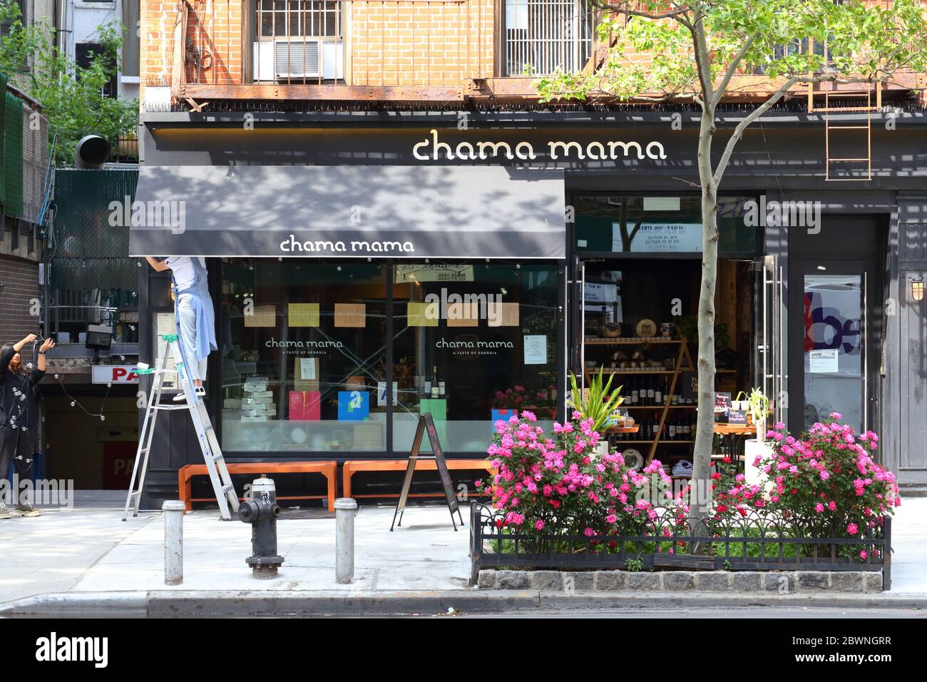 Chama Mama, 149 W 14. St, New York. NYC-Schaufensterfoto eines georgischen Restaurants im Chelsea-Viertel von Manhattan. Stockfoto