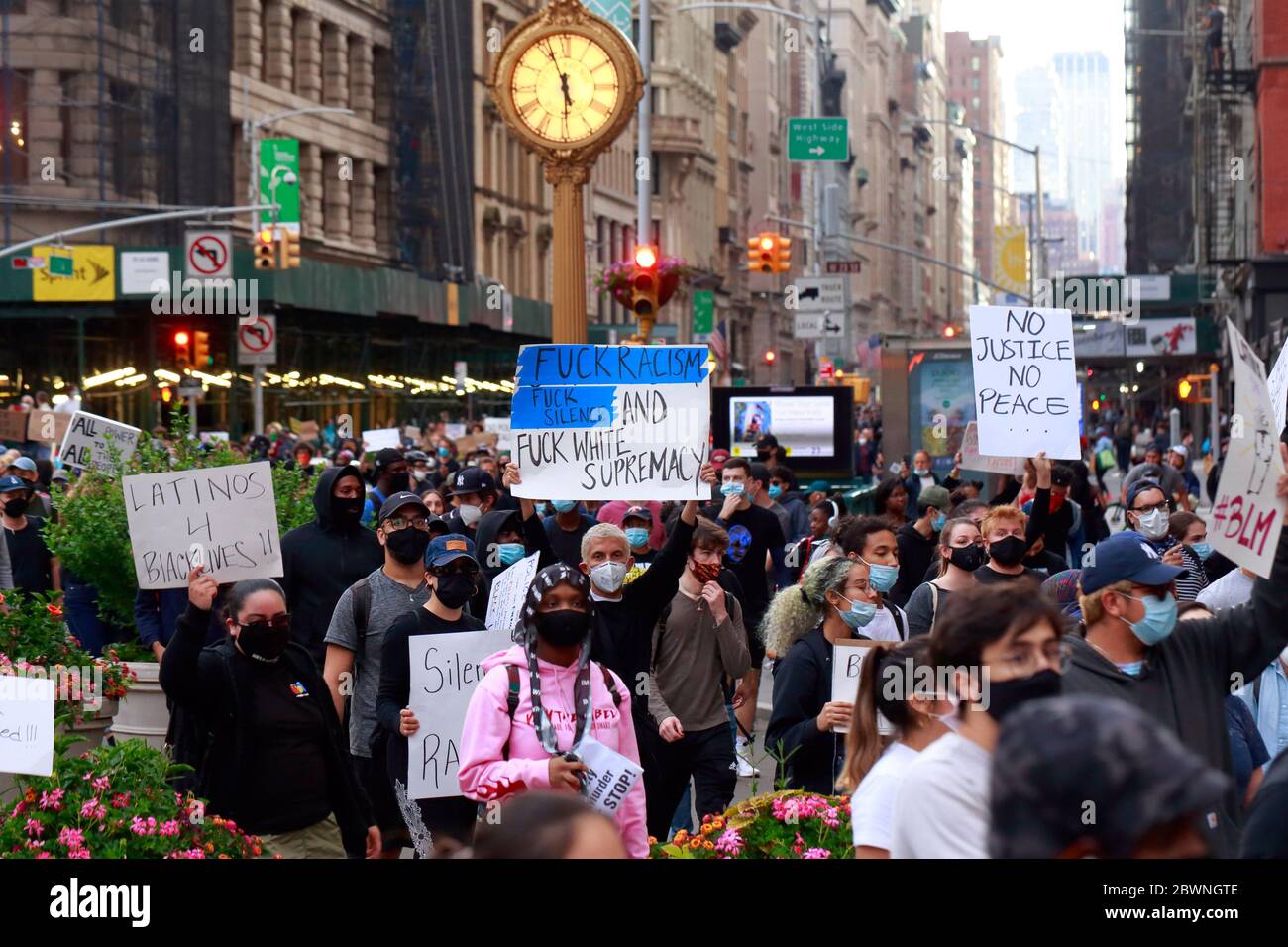 Protestkundgebungen auf einem marsch gegen George Floyd und Opfer von Polizeibrutalität, Manhattan, New York, NY, 1. Juni 2020 Stockfoto