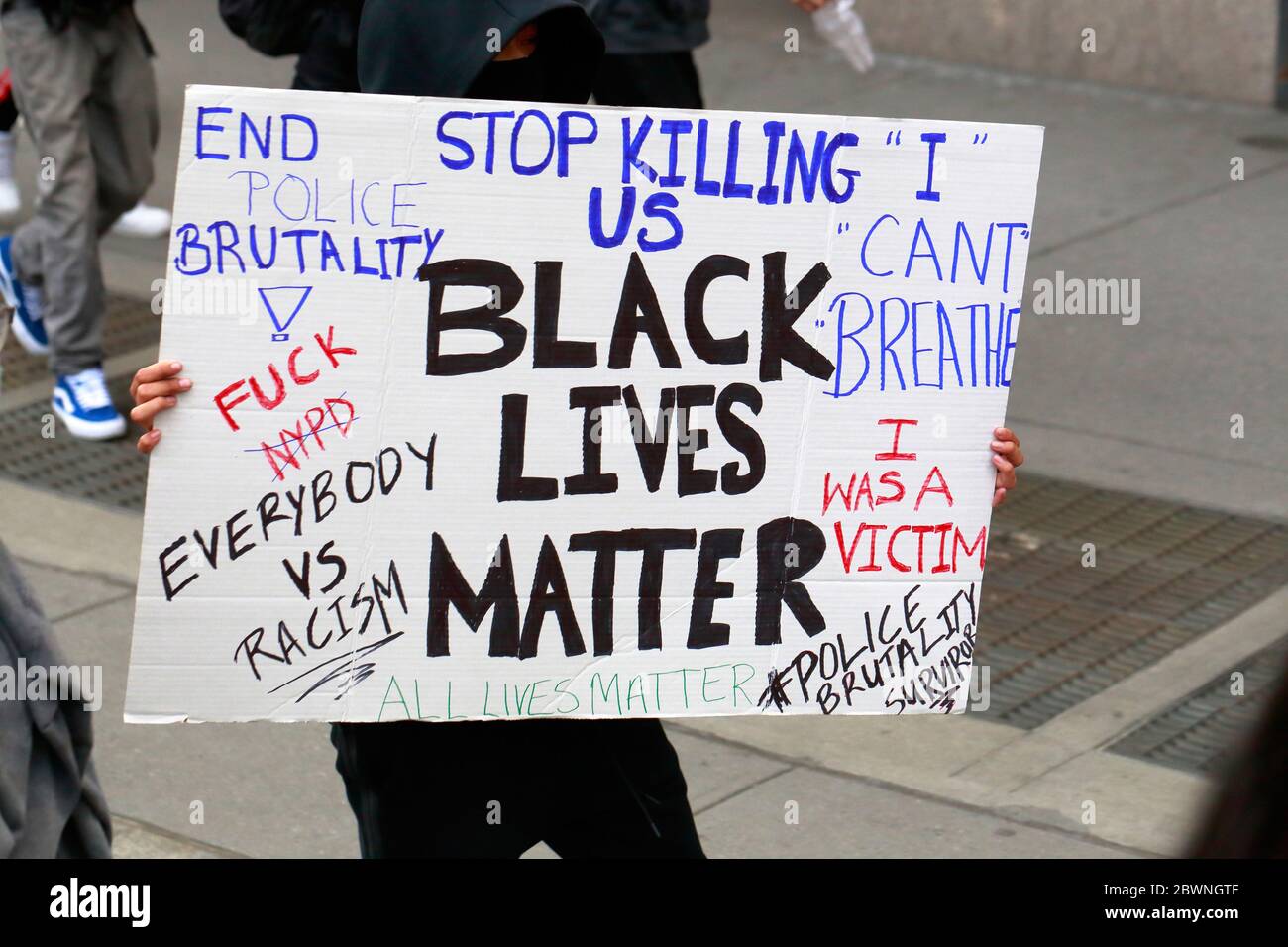 Eine Person hält ein Protestschild an einem marsch der Schwarzen Leben für George Floyd und Opfer der Polizeibrutalität, Manhattan, New York, NY. 1. Juni 2020 Stockfoto