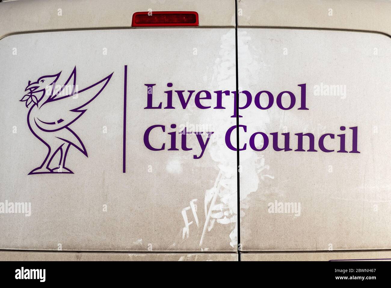 Schmutzbedeckte Hintertüren des Liverpool City Council Van mit Lebervogel-Logo, Liverpool. Stockfoto