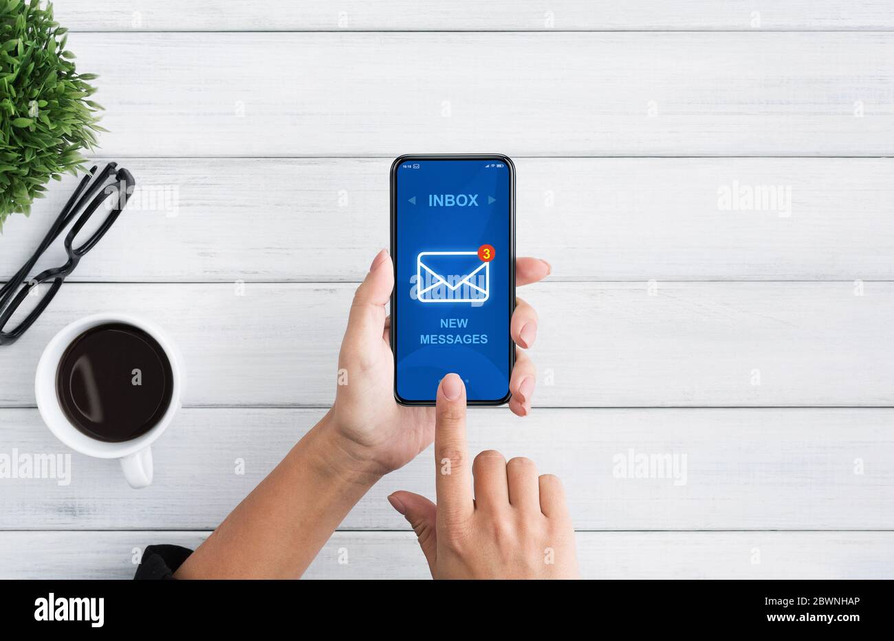 Moderne Korrespondenz. Nicht Erkennbare Frau, Die Während Der Kaffeepause Im Büro E-Mail-Nachrichten Im Posteingang Auf Dem Smartphone Überprüft, Draufsicht Stockfoto