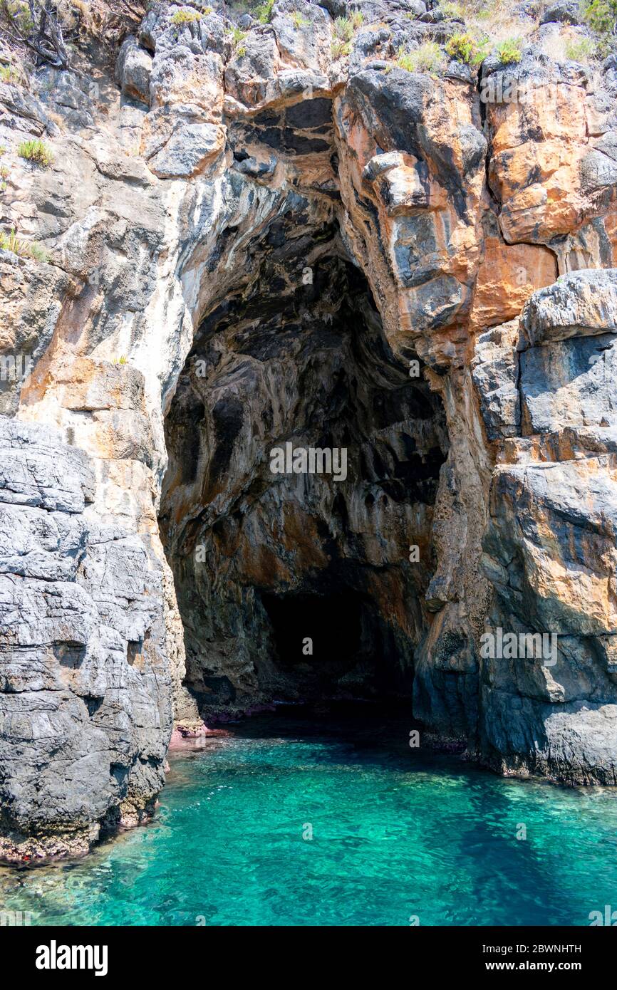 Italien, Kampanien, Meeresschutzgebiet - Infreschi und Masseta Küste - 11. August 2019 - die schöne Höhle der Liebhaber in Marina di Camerota Stockfoto