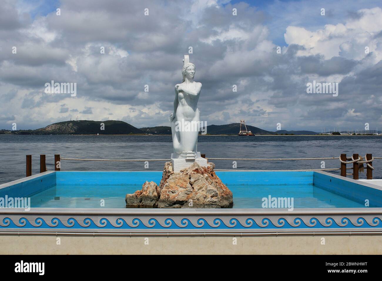 Preveza, Epirus / Greece - 05/21/2020: Meerjungfrau Skulptur in einem Brunnen im Hafen von Preveza Stadt in Griechenland. Blick auf den Ambrakischen Golf im Hintergrund Stockfoto