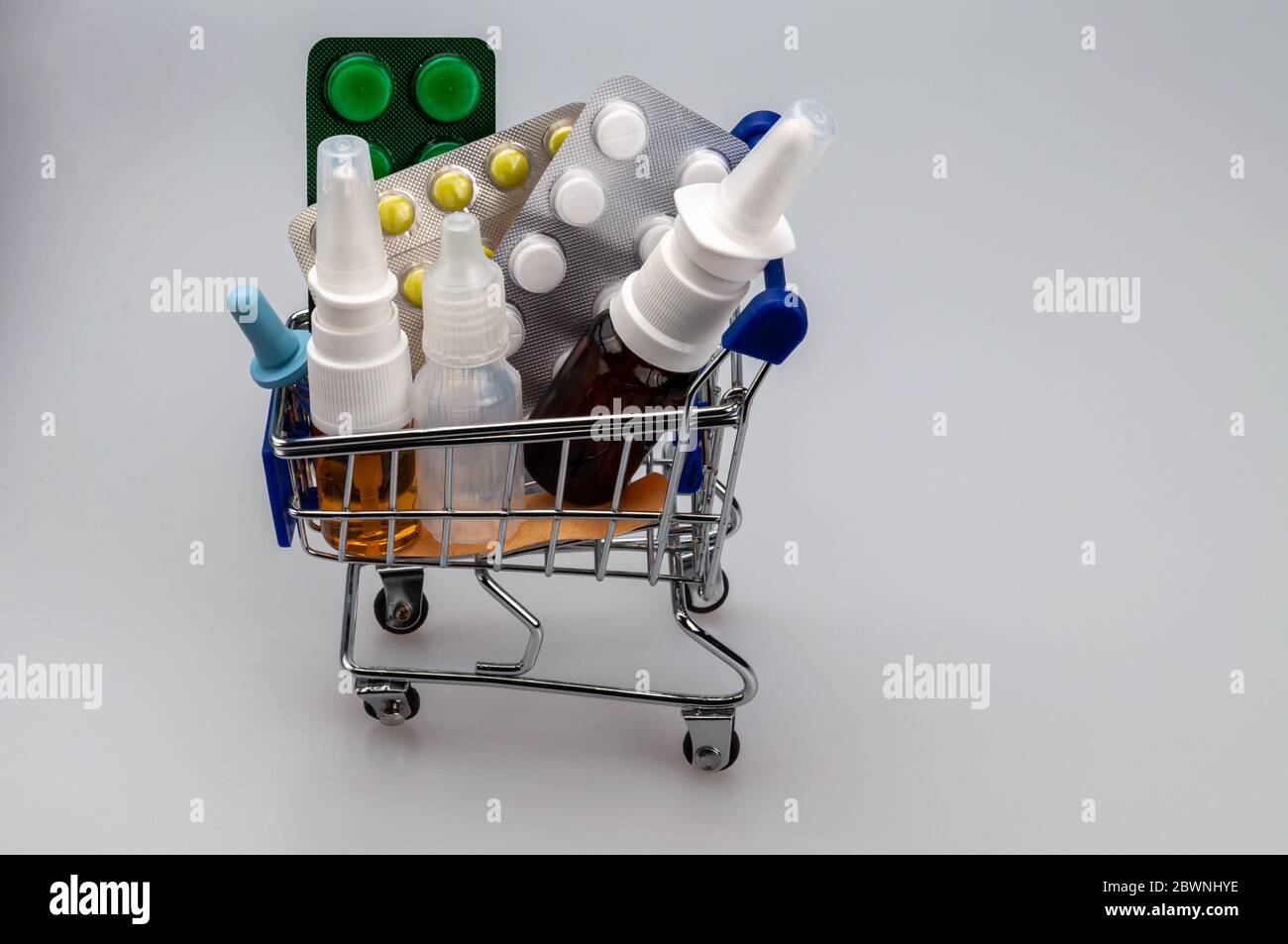 Medikamente und Tabletten in einem Supermarkt Wagen. Stockfoto