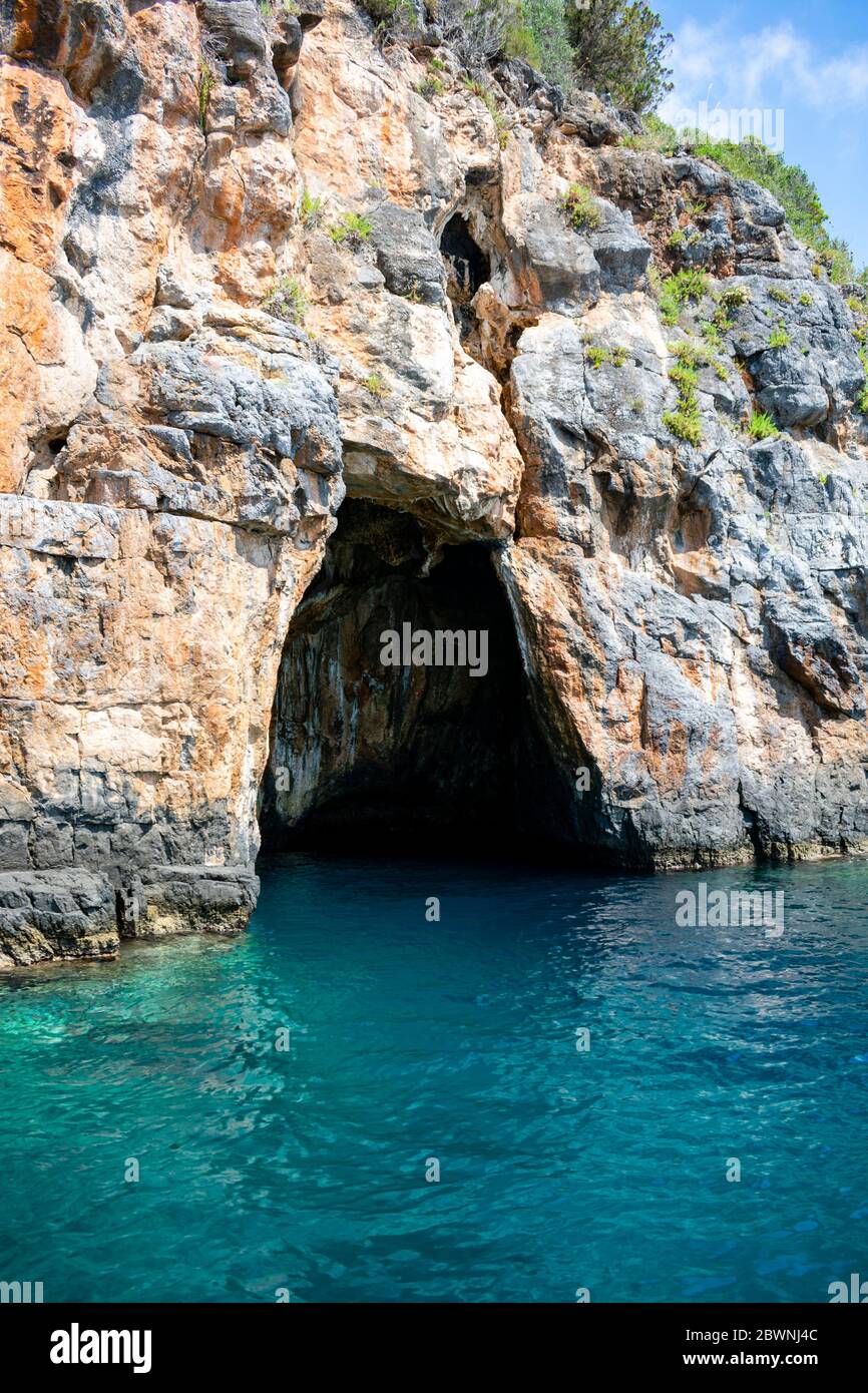 Italien, Kampanien, Meeresschutzgebiet - Infreschi und Masseta Küste - 11. August 2019 - die Pozzallo Grotte in Marina di Camerota Stockfoto