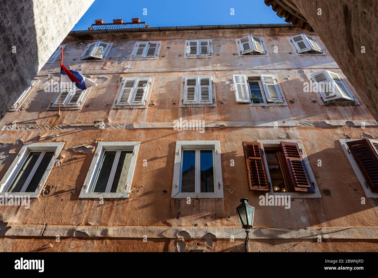 Schönes altes Gebäude mit weißen Holzfenstern, Kotor, Montenegro Stockfoto