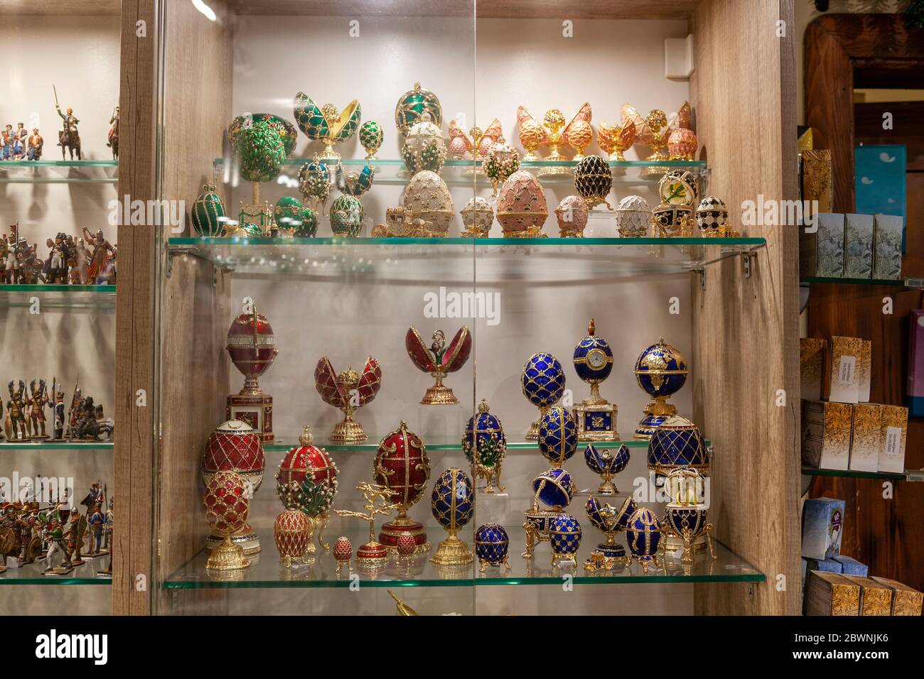 Souvenir- und Souvenirladen in der Altstadt von Kotor, Straßenszene, Montenegro Stockfoto