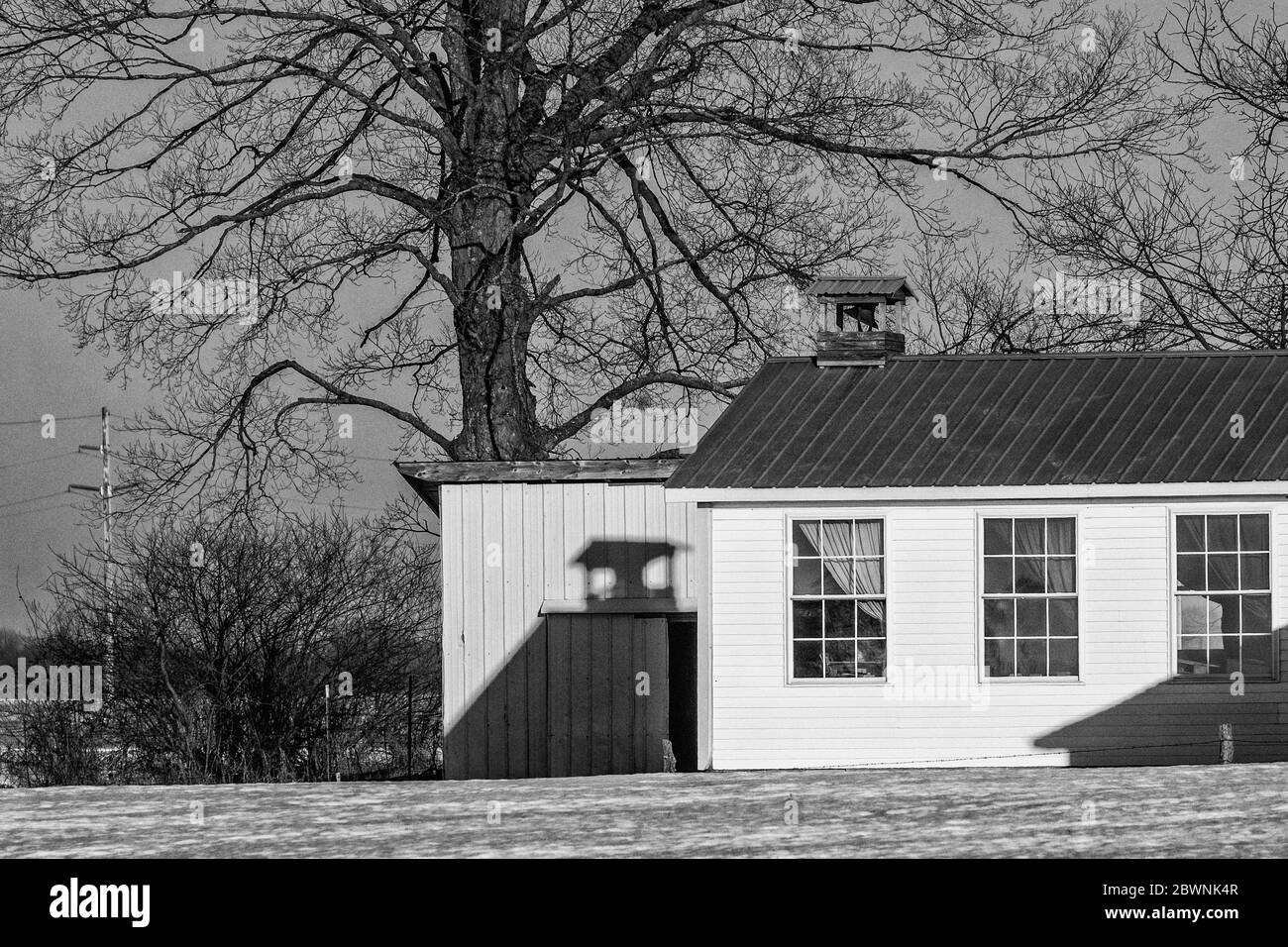 Amish ein-Zimmer-Schulhaus für Kinder bis zur achten Klasse, mit Schatten der Kuppel, in der Nähe von Stanwood, Michigan, USA Stockfoto