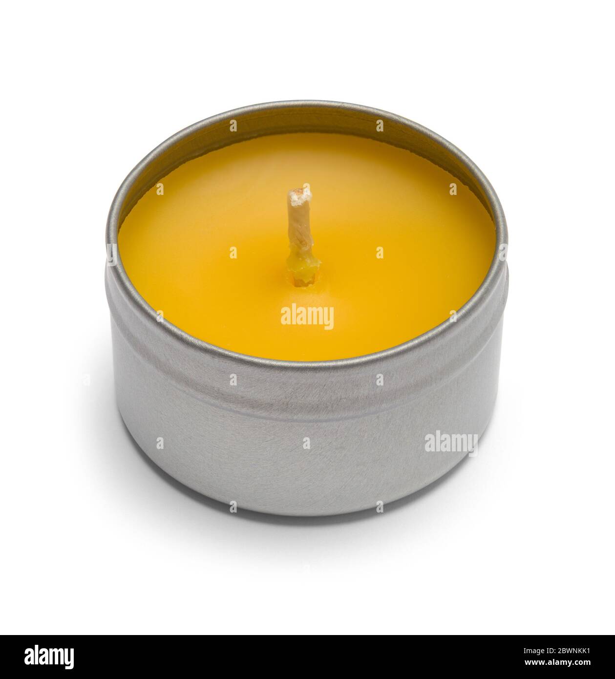 Kleine Teelicht Kerze isoliert auf weißem Hintergrund. Stockfoto