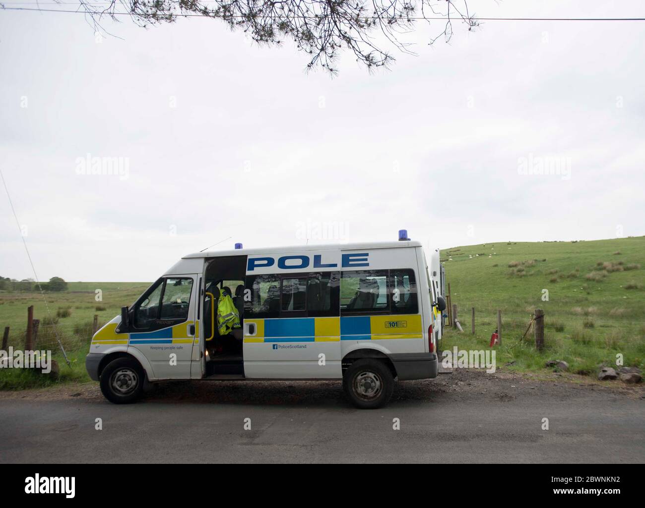 Kilmacolm, Schottland, 2. Juni 2020 Bilder zeigen Szenen und Trümmer. Der Pilot eines motorisierten Gleitschirms, der in Inverclyde auf einen Hügel stürzte, ist gestorben. Polizei Schottland sagte, der 77-jährige Mann wurde am Tatort für tot erklärt, nachdem das Flugzeug zwischen Greenock und Kilmacolm herunterkam. Stockfoto