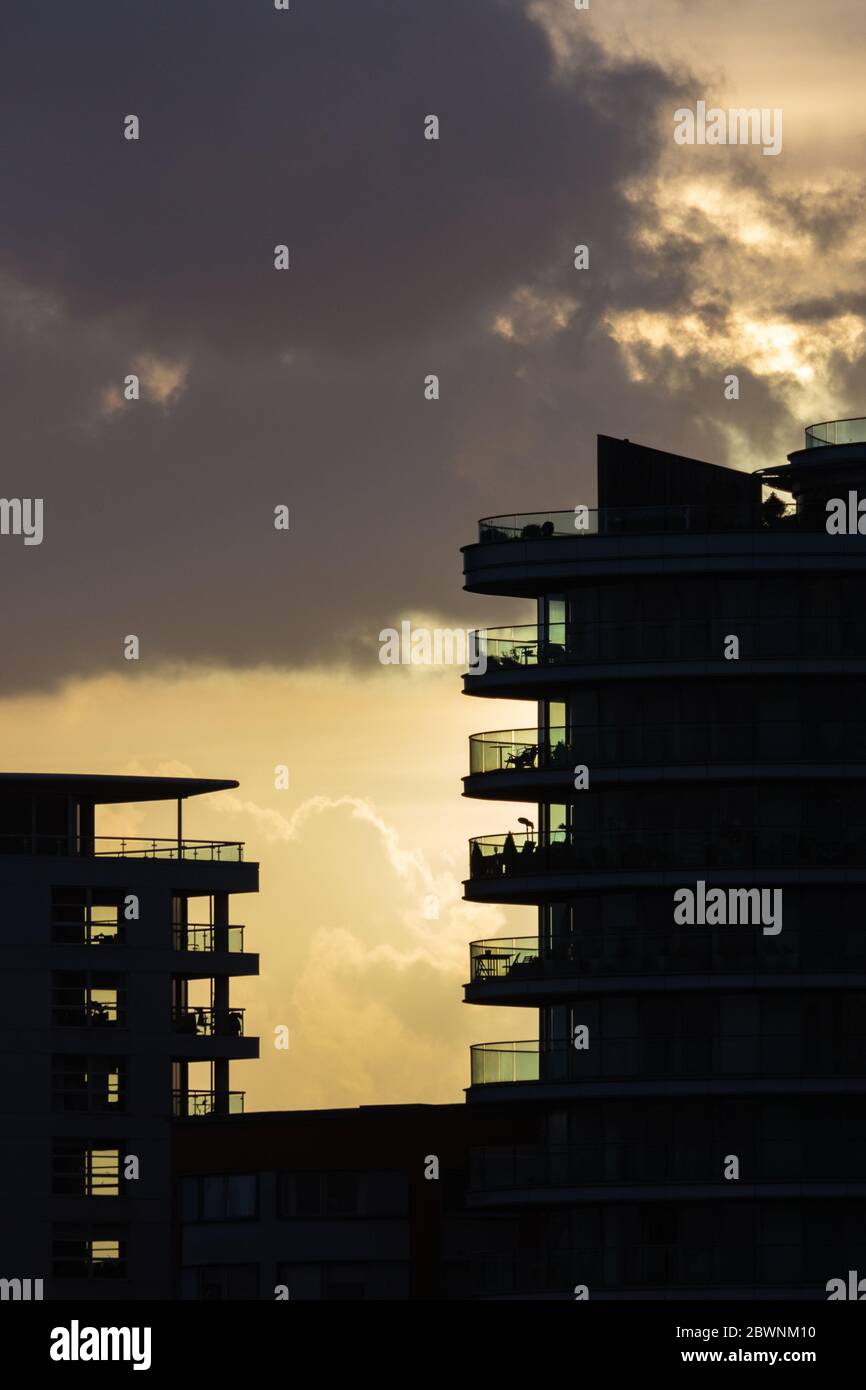 Wohngebäude und ihre Balkone sind in scharfem Relief gegen und Abendhimmel, Sonnenuntergang Stockfoto