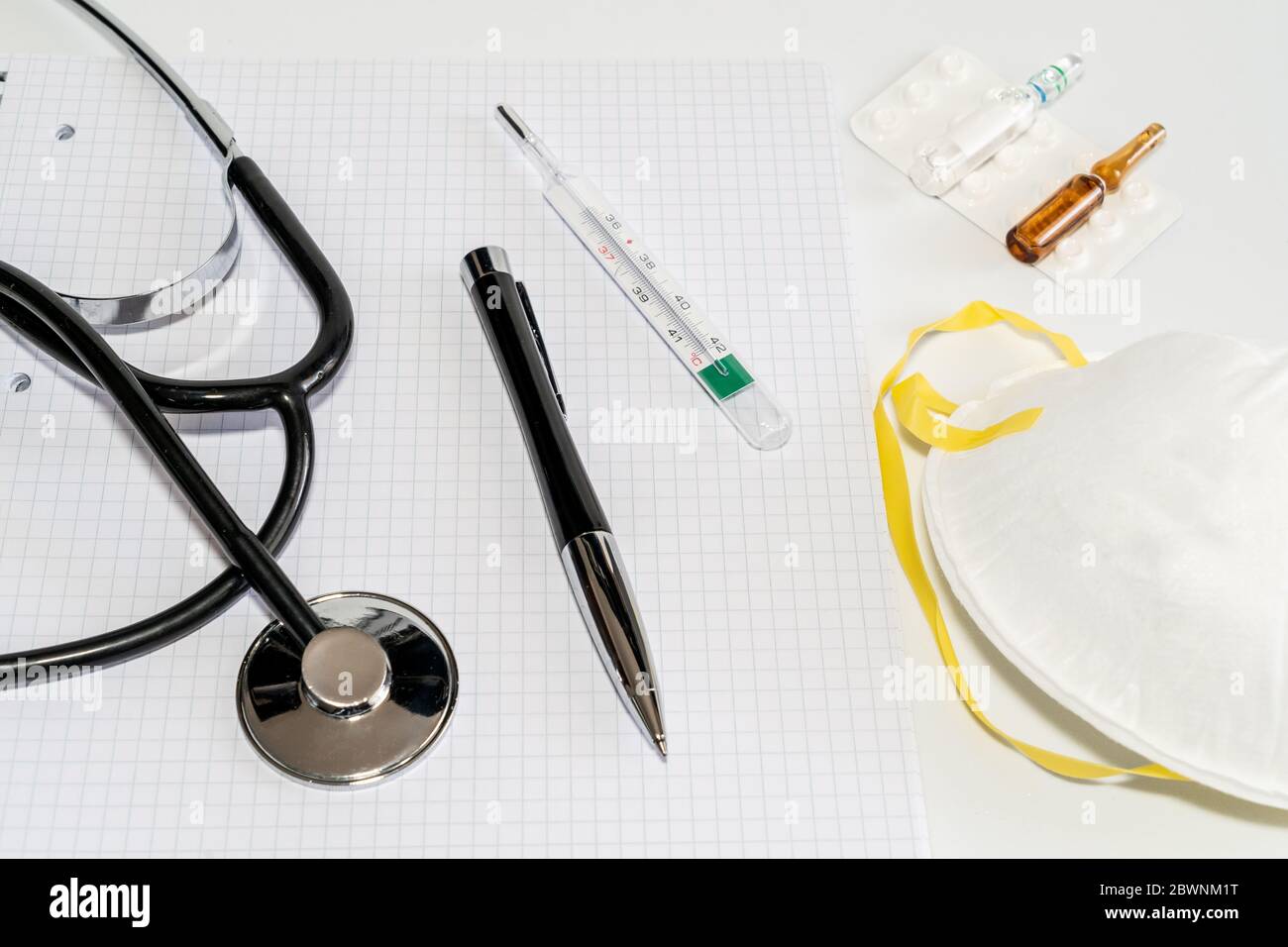 Medizinische Masken mit Gummiband, Thermometer, Medizin und Stethoskop, isoliert auf weißem Hintergrund. Gesundheitskonzept und medizinisches Konzept. Hochwertige Fotos Stockfoto