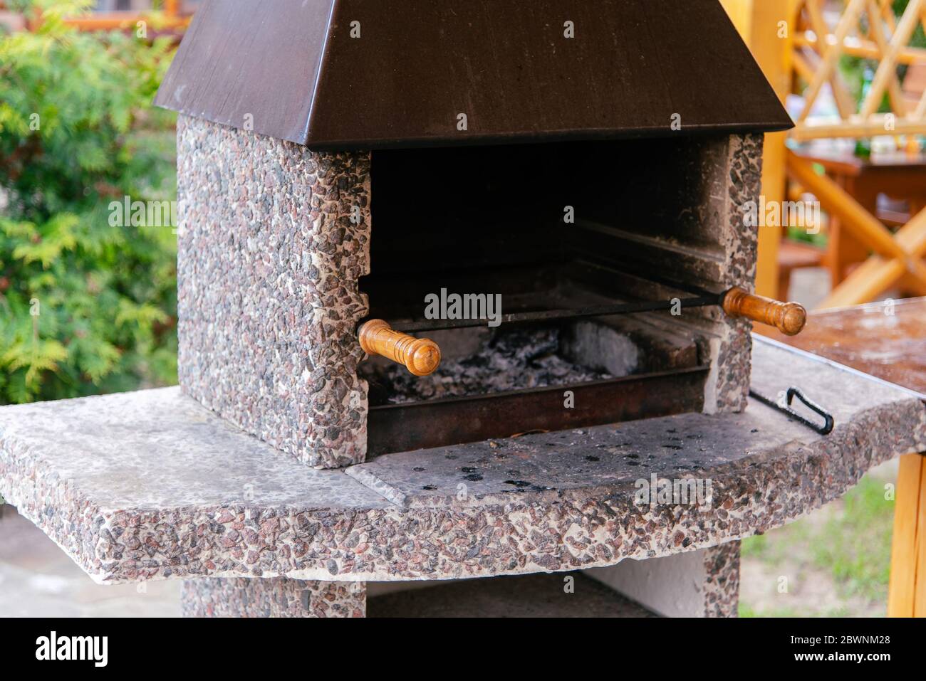 Traditioneller Steingrill-Ofen im Freilufthof eines Hauses mit  Dunstabzugshaube Stockfotografie - Alamy