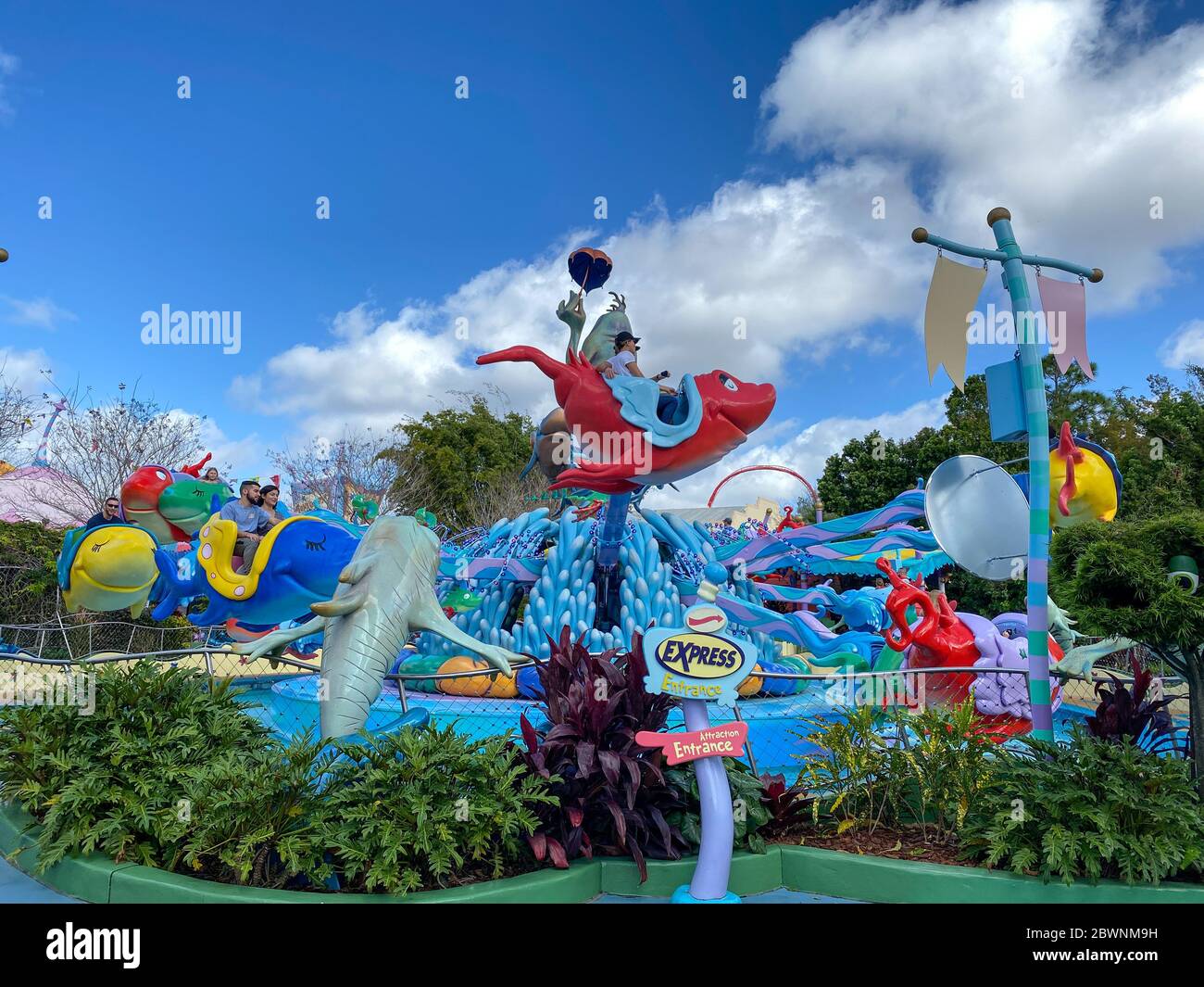 Orlando,FL/USA -2/13/20: Der eine Fisch, zwei Fische, rote Fische, blaue Fische, Katze in der Hut Fahrt in Universal Studios Theme Park in Orlando, Florida. Stockfoto