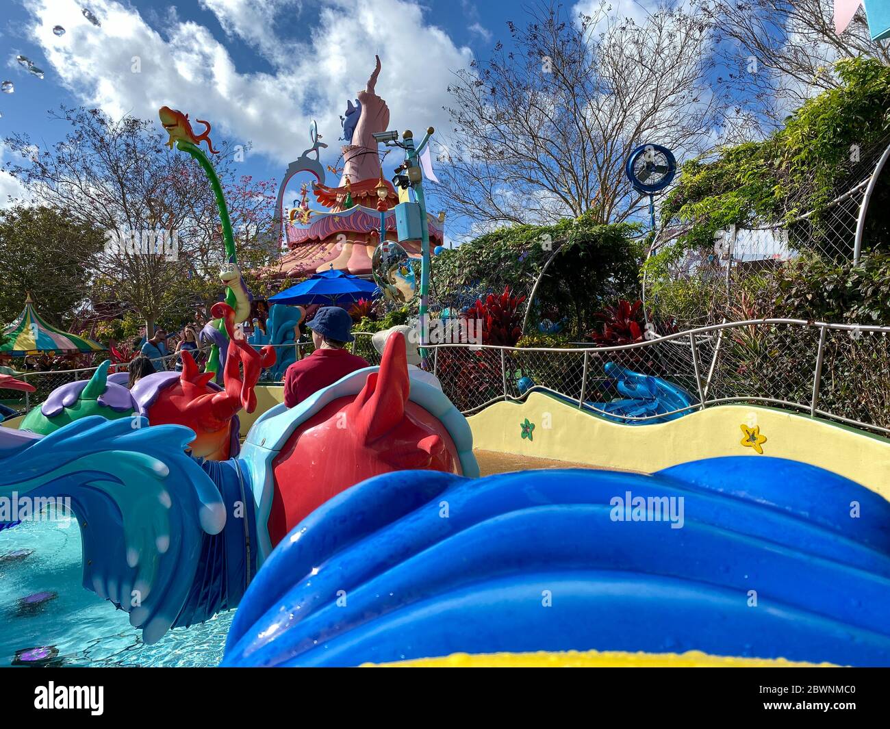 Orlando,FL/USA -2/13/20: Der eine Fisch, zwei Fische, rote Fische, blaue Fische, Katze in der Hut Fahrt in Universal Studios Theme Park in Orlando, Florida. Stockfoto