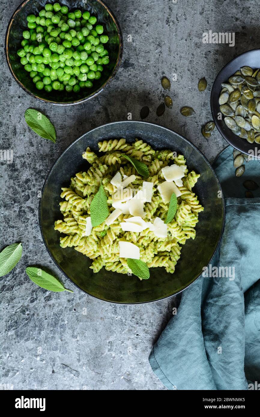 Fusilli Pasta mit Pesto aus Salbei und Kürbiskernen mit Hartkäse gekrönt Stockfoto