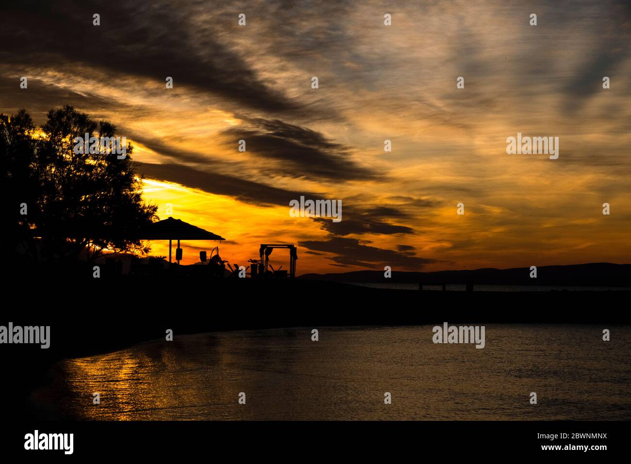 Morgensonnenaufgang am Strand Znjan, Split, Kroatien, mit der Insel Brac im Hintergrund. Stockfoto