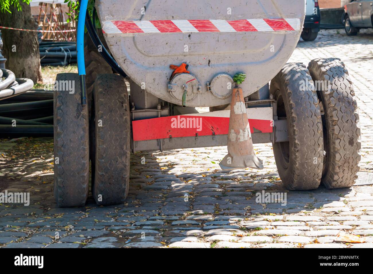 Anhänger mit technischem Wasser auf Rädern.Spezialfahrzeug. Stockfoto