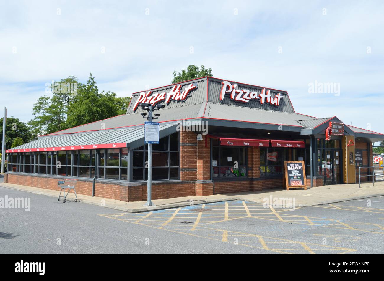 London, Großbritannien. Juni 2020. Pizza Hut bleibt geschlossen, aber die Lieferung ist während der COVID-19 weiterhin über die Website der Pizzakette ohne Kontakt möglich. Stockfoto