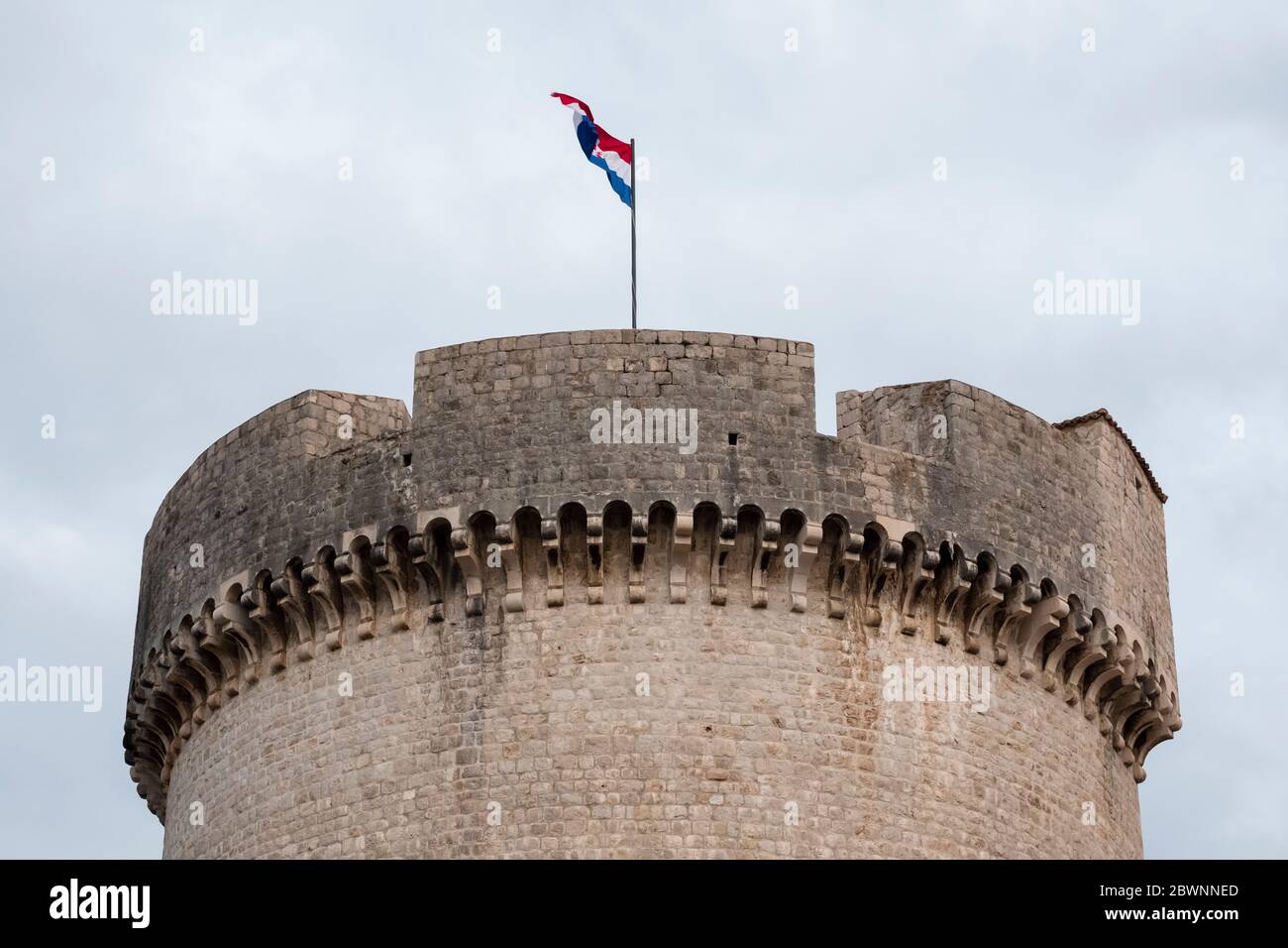 Nahaufnahme des Minceta Turms mit kroatischer Flagge, Dubrovnik, Kroatien Stockfoto