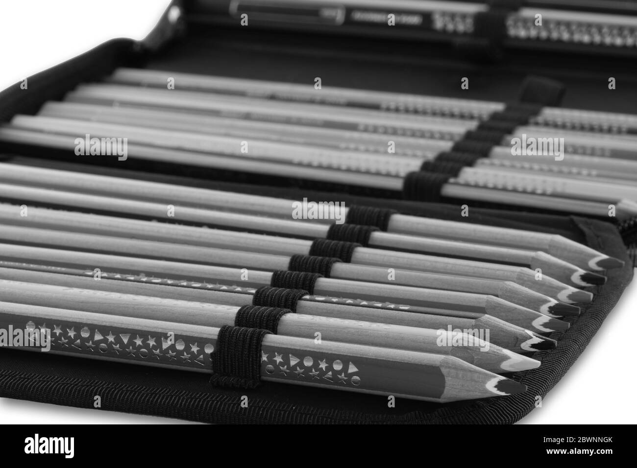 Schulbleistifte mit verschiedenen Buntstiften in schwarz und weiß Stockfoto