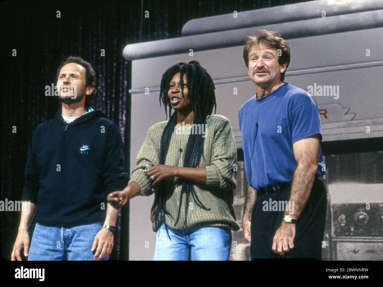 Billy Crystal, Whoopi Goldberg und Robin Williams Proben auf der Bühne im Universal Amphitheater in Los Angeles für den Comic Relief Benefit, der um 1986 von HBO übertragen wurde Stockfoto