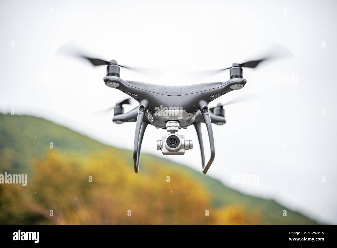 Dunkle Drohne im Flug. Stockfoto