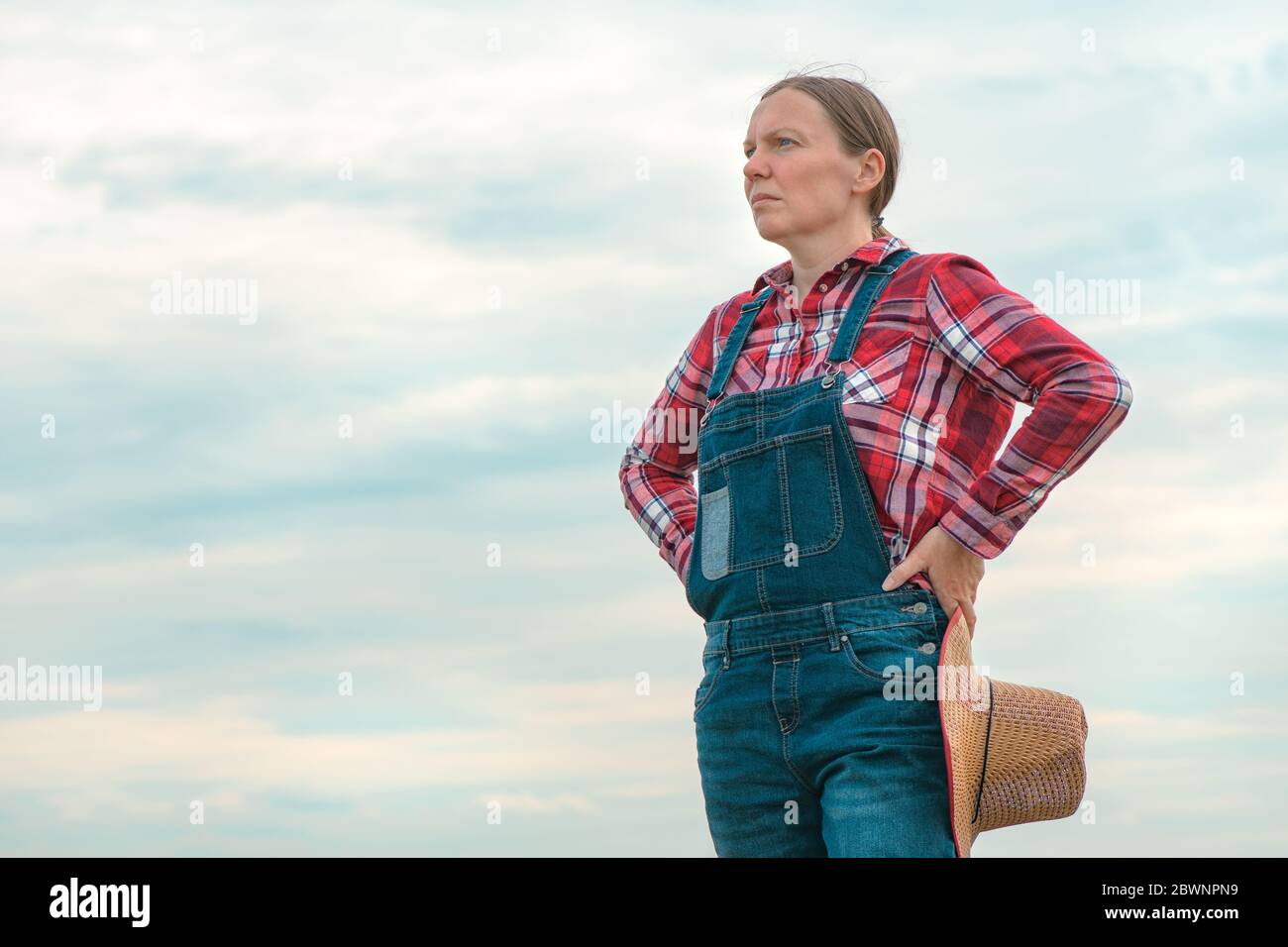 Porträt der betroffenen Farmerin agronomist im Freien mit Himmel als Kopieraum Stockfoto