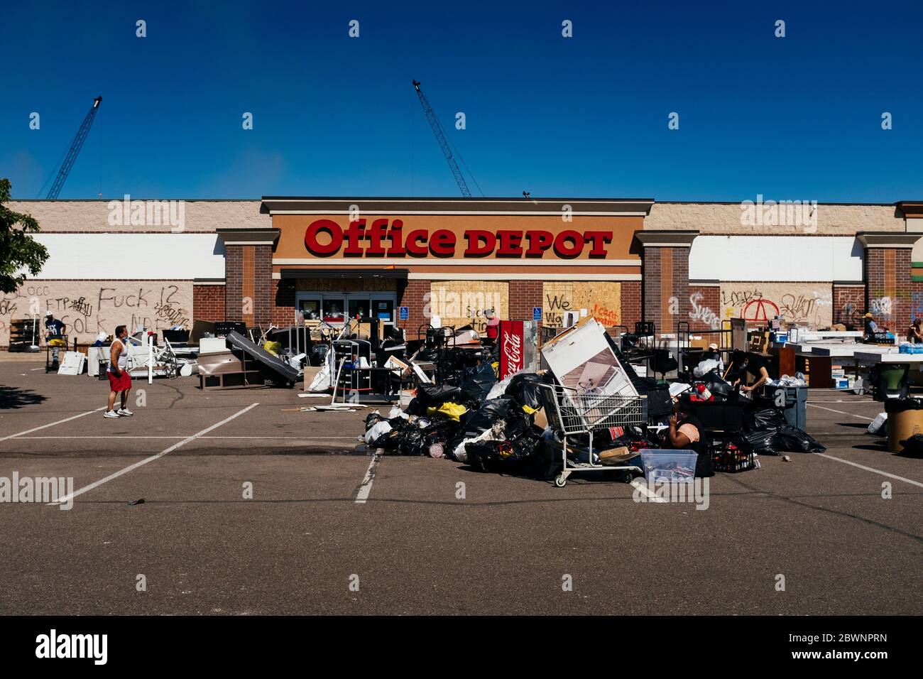 Trümmer füllt den Parkplatz des Office Depot, der in der Nacht vor während der Proteste über George Floyds Tod geplündert wurde, während in Polizeigewahrsam, Minneapolis MN Stockfoto