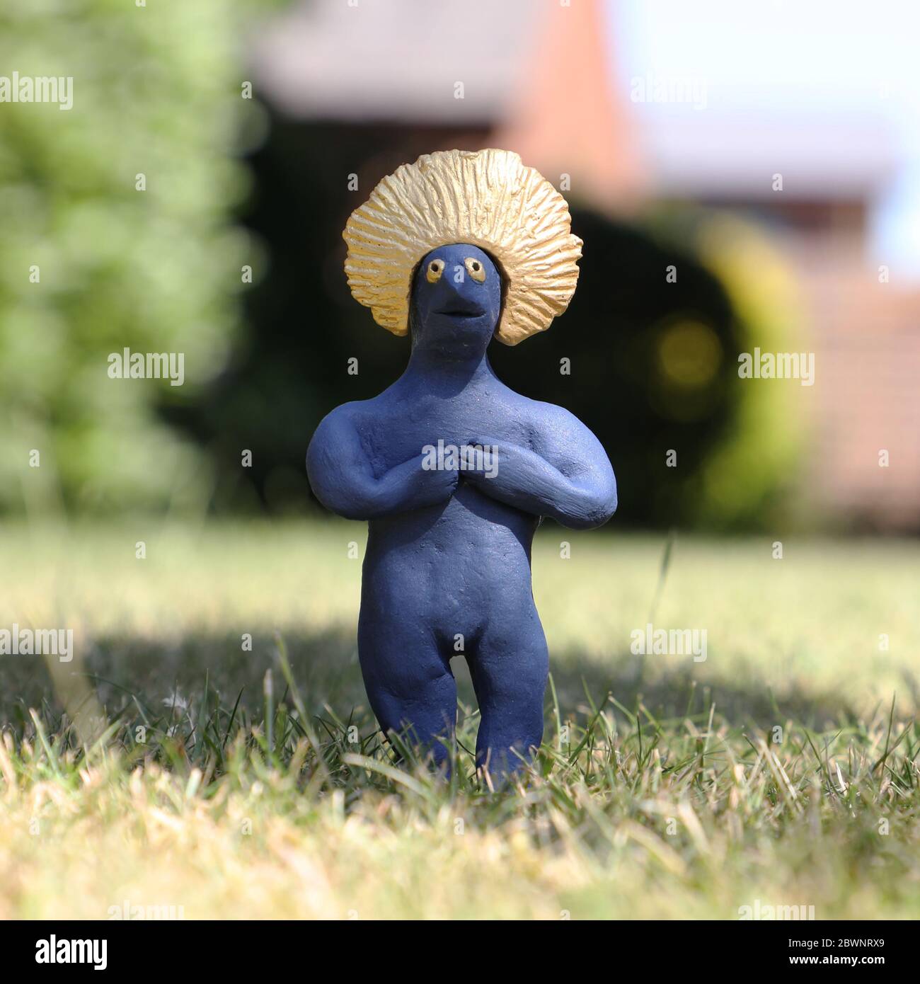 Kleine blaue Person im Garten Stockfoto