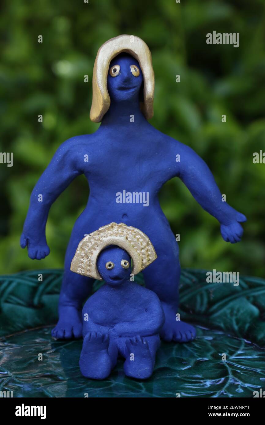 Mutter und Kind blaue Skulptur Stockfoto