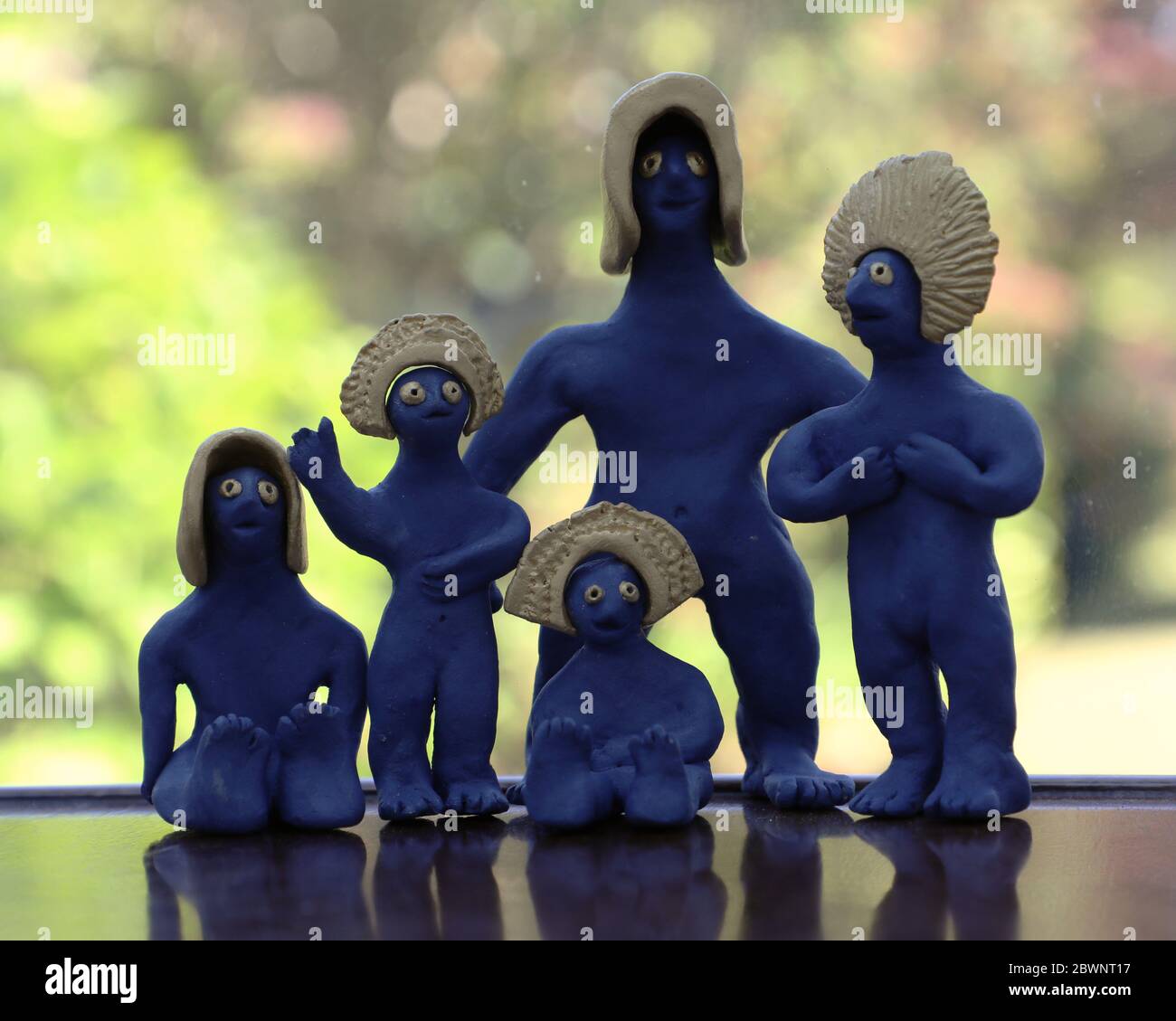 Neue Familie mit Corona Kopfschmuck Stockfoto