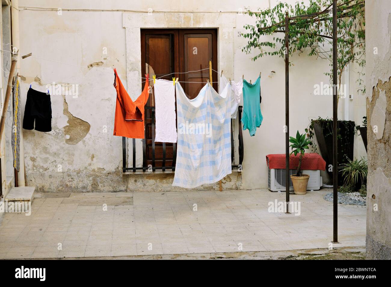 Wäschestaucken in einem Innenhof in Noto, Sizilien, Italien Stockfoto