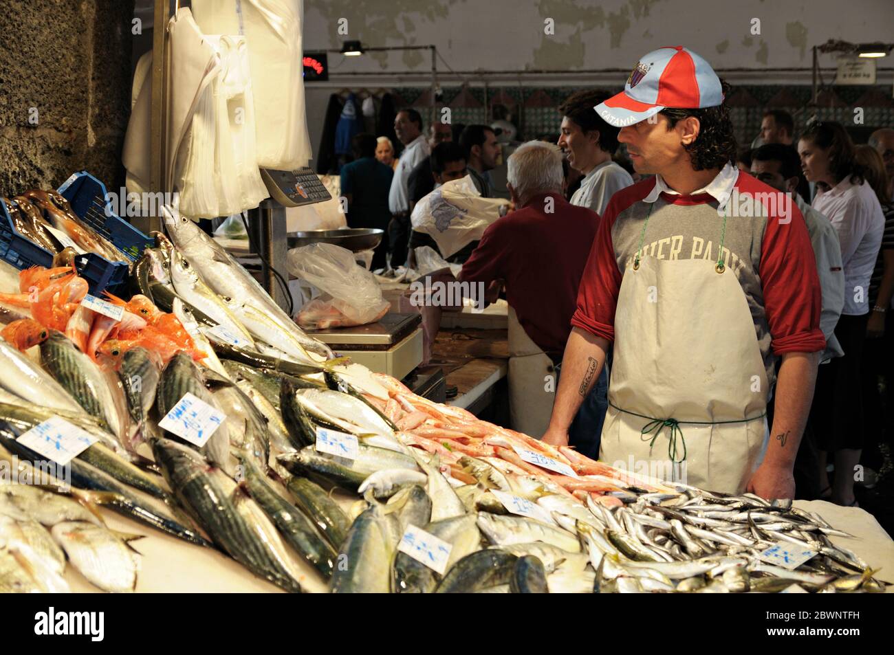 Fischhändler und seine Waage auf dem Pescheria (Fischmarkt), Catania, Sizilien, Italien Stockfoto