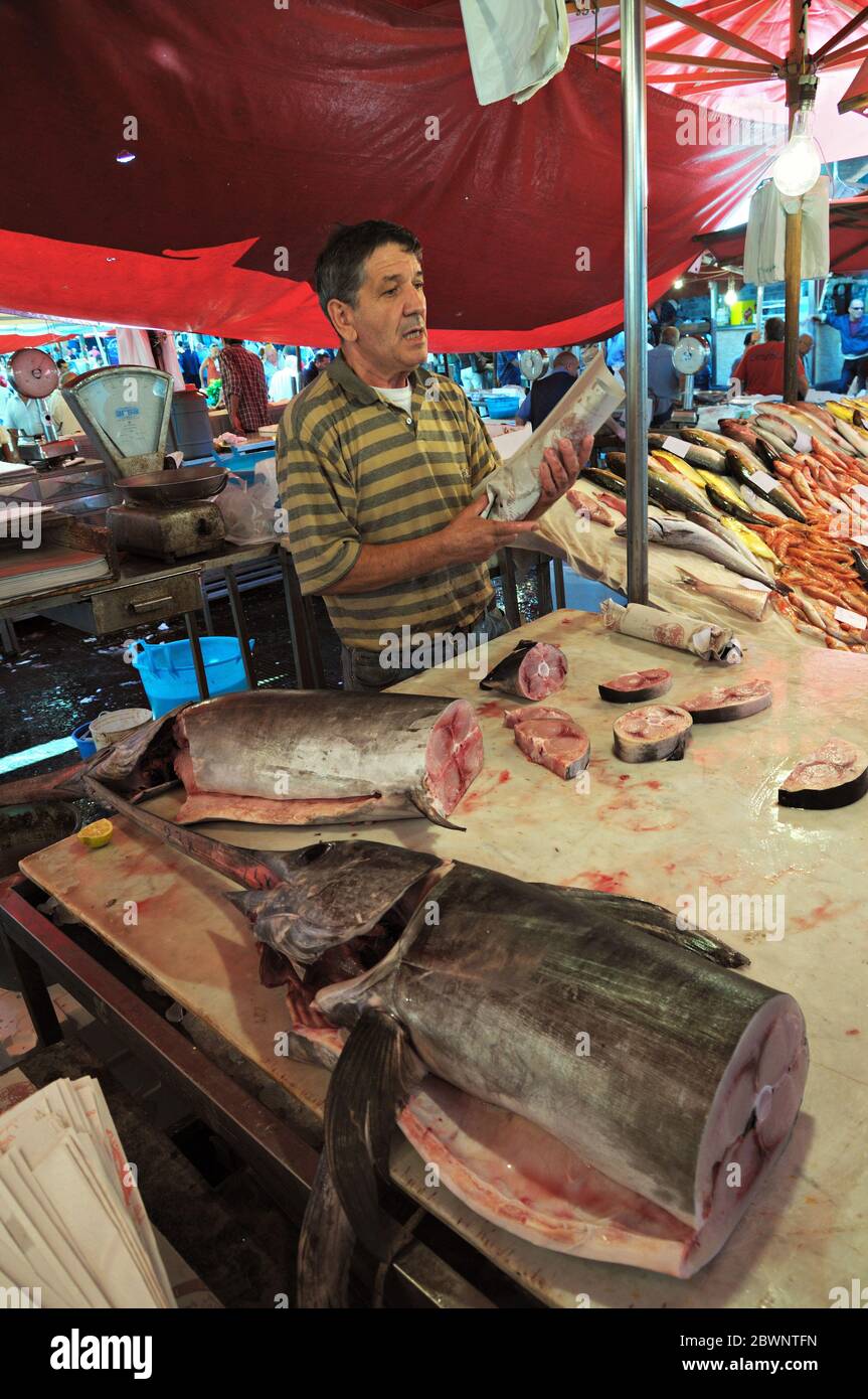 Fischhändler und sein Schwertfisch auf dem Pescheria (Fischmarkt) in Catania, Sizilien, Italien Stockfoto