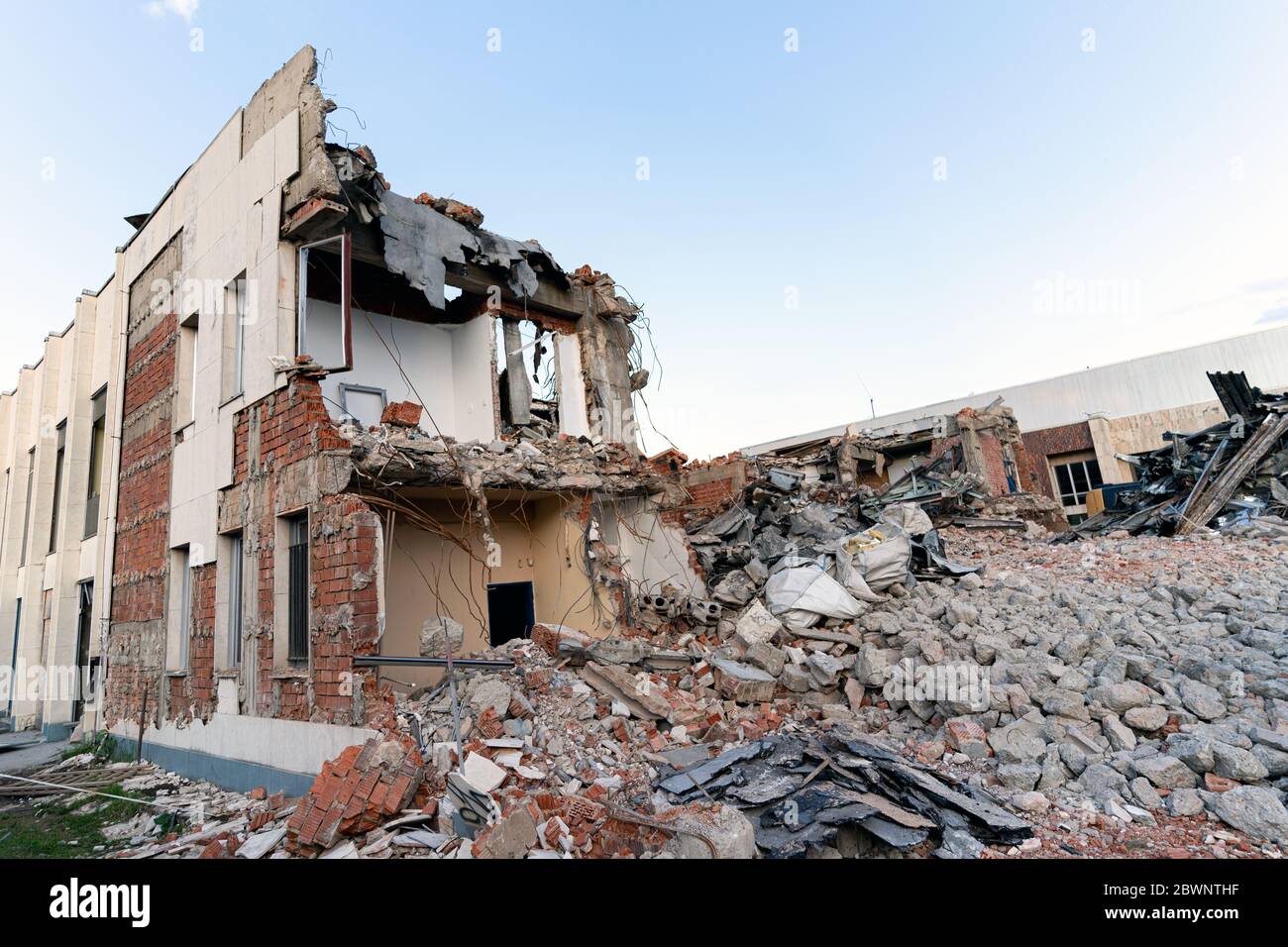 Abgerissen. Zerstörte Baustruktur. Bauindustrie Stockfoto
