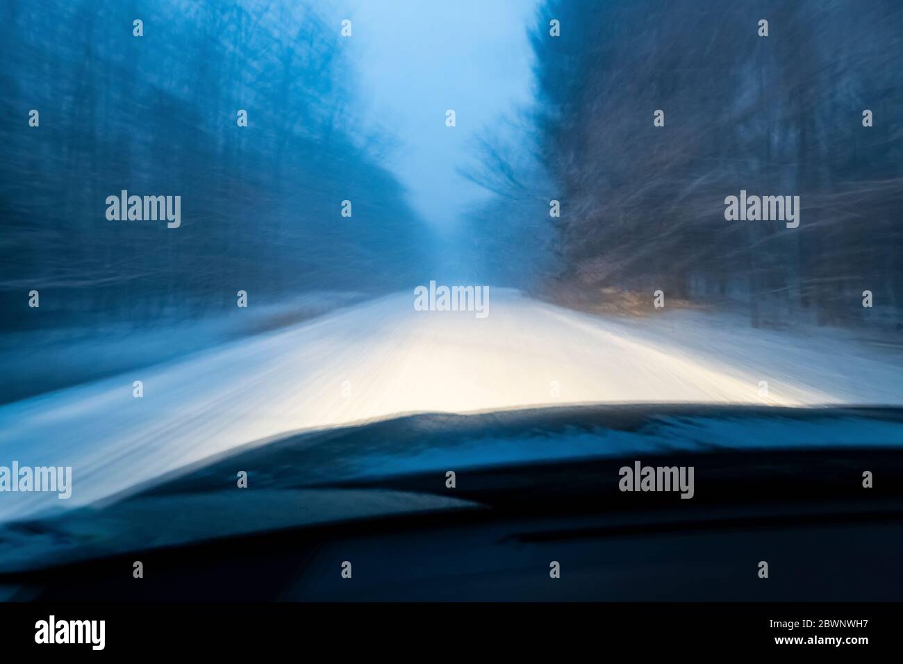 Landstraße in der Dämmerung während eines Schneesturms in Zentral Michigan, USA Stockfoto