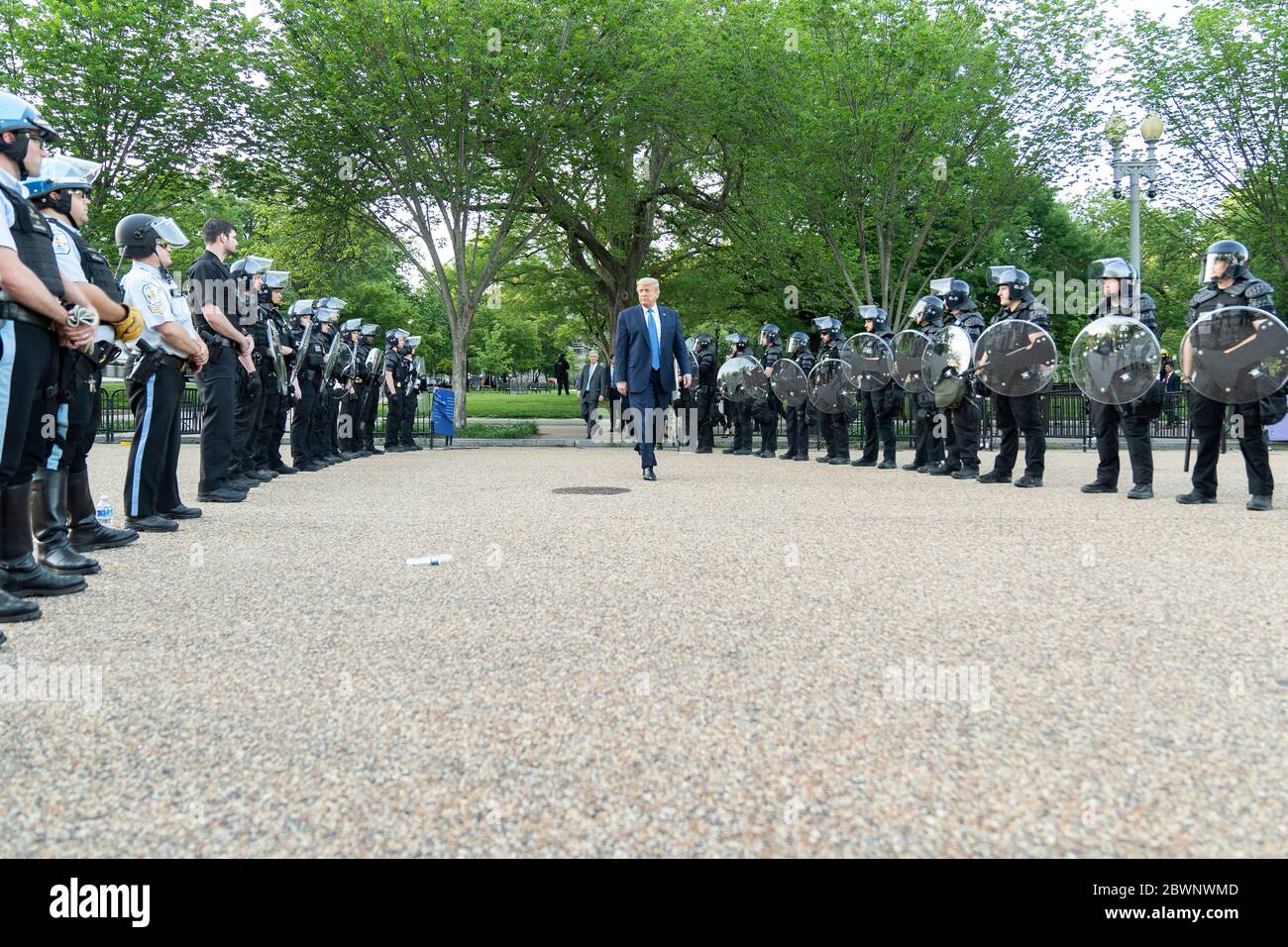 US-Präsident Trump besucht St. John's Episcopal Church. Präsident Donald J. Trump geht vom Weißen Haus am Montagabend, 1. Juni 2020, zur St. John’s Episcopal Church, die als Kirche der Präsidenten bekannt ist, die bei Demonstrationen am Sonntagabend auf dem nahe gelegenen Lafayette Square durch Feuer beschädigt wurde. Stockfoto