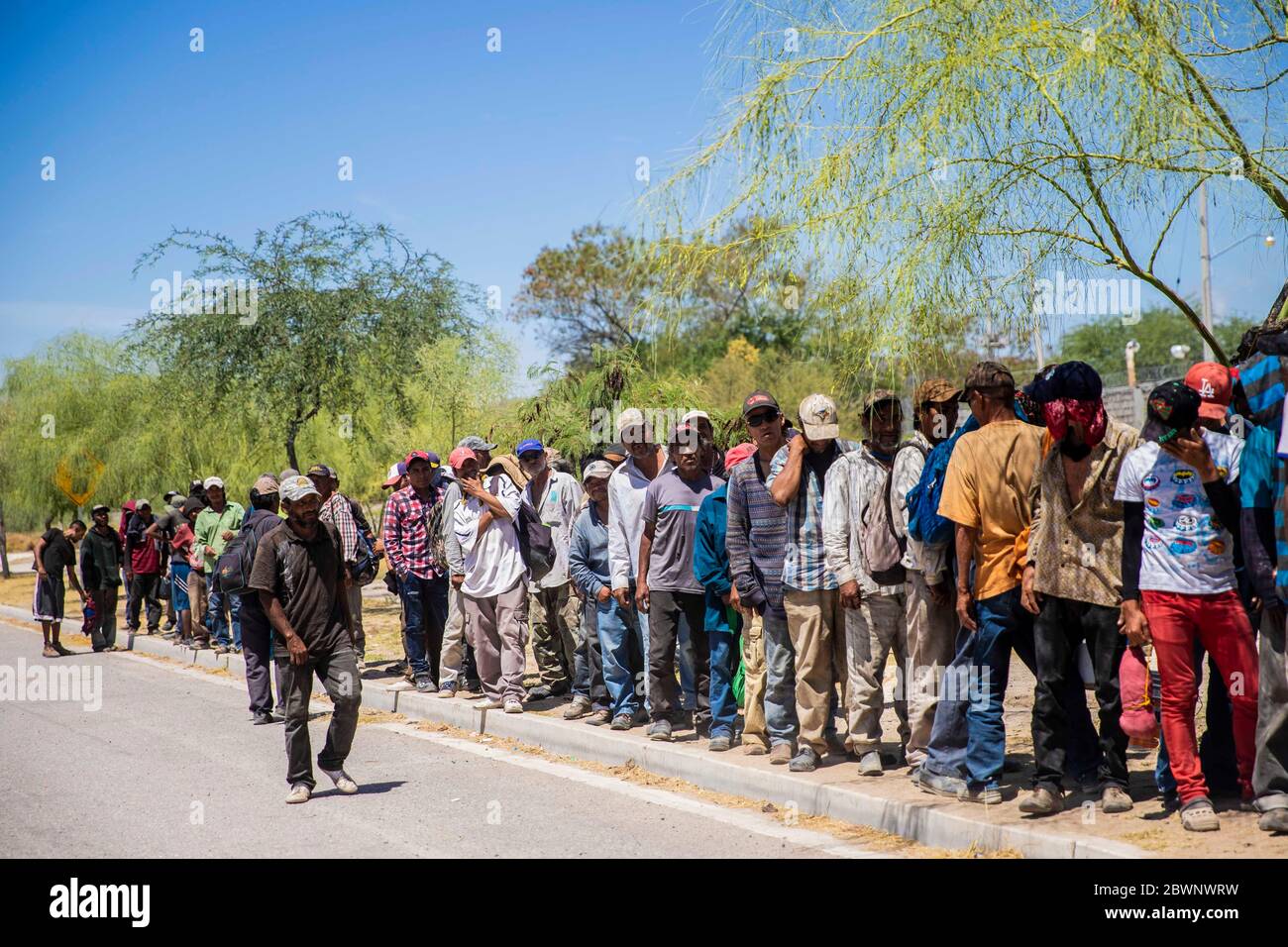 HERMOSILLO, MEXIKO - MAI 26:mehrere Migranten und Obdachlose stehen täglich an, um im Freien kostenlos zu essen.Diese Lebensmittel kommen aus dem Speisesaal und dem Dispensar San Luis Gonzaga, der aufgrund der Pandemie am 26. Mai 2020 in Hermosillo, Mexiko, vorübergehend geschlossen ist. Trotz der wachsenden Zahl positiver COVID-19-Fälle im Land endet das Programm „gesunde Distanz“ am 31. Mai, aber in den Städten mit einer hohen Anzahl von bestätigten Fällen werden die Einschränkungen weiterhin bestehen. (Foto von Luis Gutierrez/ Norte Photo) Stockfoto