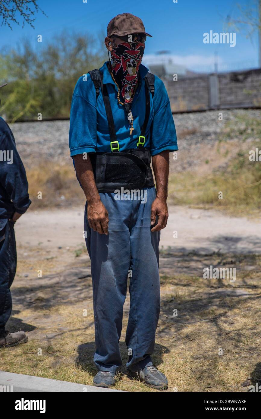 HERMOSILLO, MEXIKO - MAI 26:mehrere Migranten und Obdachlose stehen täglich an, um im Freien kostenlos zu essen.Diese Lebensmittel kommen aus dem Speisesaal und dem Dispensar San Luis Gonzaga, der aufgrund der Pandemie am 26. Mai 2020 in Hermosillo, Mexiko, vorübergehend geschlossen ist. Trotz der wachsenden Zahl positiver COVID-19-Fälle im Land endet das Programm „gesunde Distanz“ am 31. Mai, aber in den Städten mit einer hohen Anzahl von bestätigten Fällen werden die Einschränkungen weiterhin bestehen. (Foto von Luis Gutierrez/ Norte Photo) Stockfoto