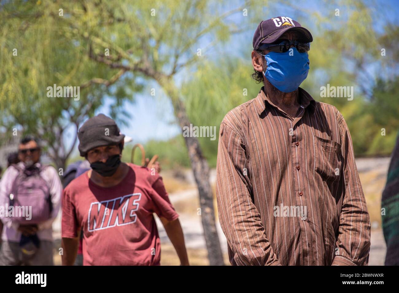 HERMOSILLO, MEXIKO - MAI 26:mehrere Migranten und Obdachlose stehen täglich an, um im Freien kostenlos zu essen.Diese Lebensmittel kommen aus dem Speisesaal und dem Dispensar San Luis Gonzaga, der aufgrund der Pandemie am 26. Mai 2020 in Hermosillo, Mexiko, vorübergehend geschlossen ist. Trotz der wachsenden Zahl positiver COVID-19-Fälle im Land endet das Programm „gesunde Distanz“ am 31. Mai, aber in den Städten mit einer hohen Anzahl von bestätigten Fällen werden die Einschränkungen weiterhin bestehen. (Foto von Luis Gutierrez/ Norte Photo) Stockfoto