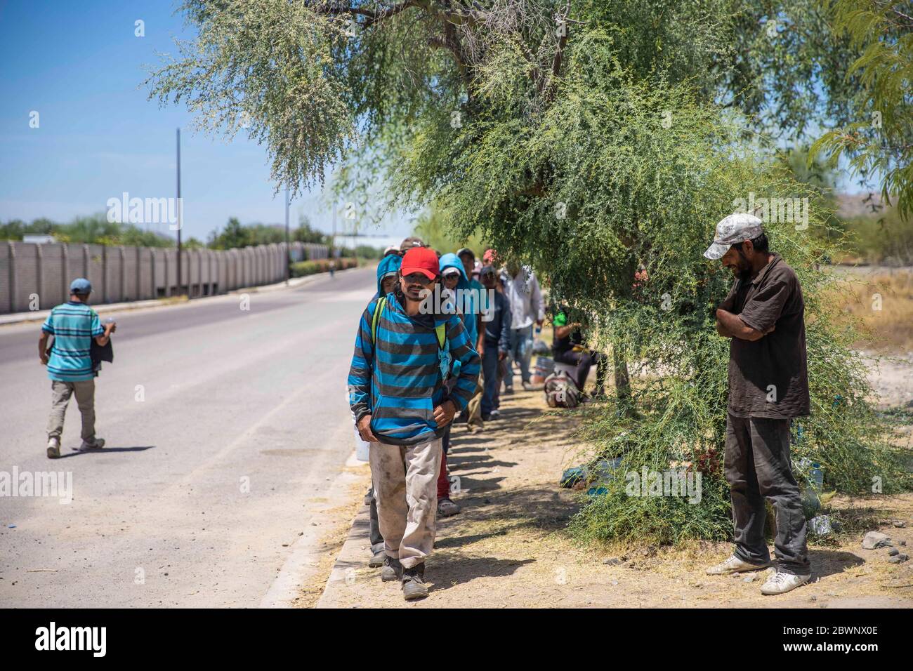 HERMOSILLO, MEXIKO - MAI 26:mehrere Migranten und Obdachlose stehen täglich an, um im Freien kostenlos zu essen.Diese Lebensmittel kommen aus dem Speisesaal und dem Dispensar San Luis Gonzaga, der aufgrund der Pandemie am 26. Mai 2020 in Hermosillo, Mexiko, vorübergehend geschlossen ist. Trotz der wachsenden Zahl positiver COVID-19-Fälle im Land endet das Programm „gesunde Distanz“ am 31. Mai, aber in den Städten mit einer hohen Anzahl von bestätigten Fällen werden die Einschränkungen weiterhin bestehen. (Foto von Luis Gutierrez/ Norte Photo) Stockfoto