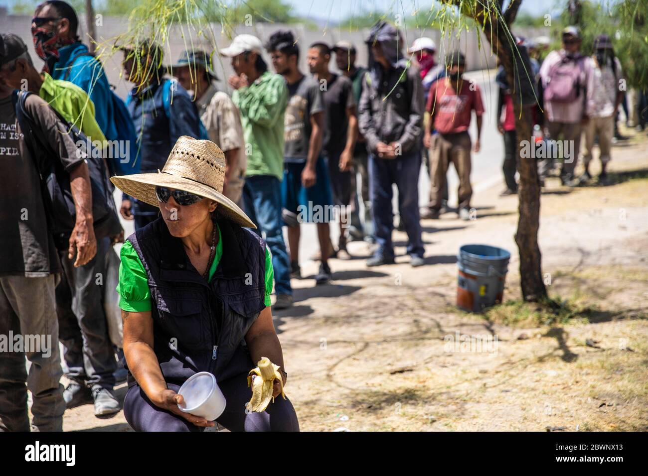 HERMOSILLO, MEXIKO - MAI 26:mehrere Migranten und Obdachlose stehen täglich an, um im Freien kostenlos zu essen.Diese Lebensmittel kommen aus dem Speisesaal und dem Dispensar San Luis Gonzaga, der aufgrund der Pandemie am 26. Mai 2020 in Hermosillo, Mexiko, vorübergehend geschlossen ist. Trotz der wachsenden Zahl positiver COVID-19-Fälle im Land endet das Programm „gesunde Distanz“ am 31. Mai, aber in den Städten mit einer hohen Anzahl von bestätigten Fällen werden die Einschränkungen weiterhin bestehen. (Foto von Luis Gutierrez/ Norte Photo) Stockfoto