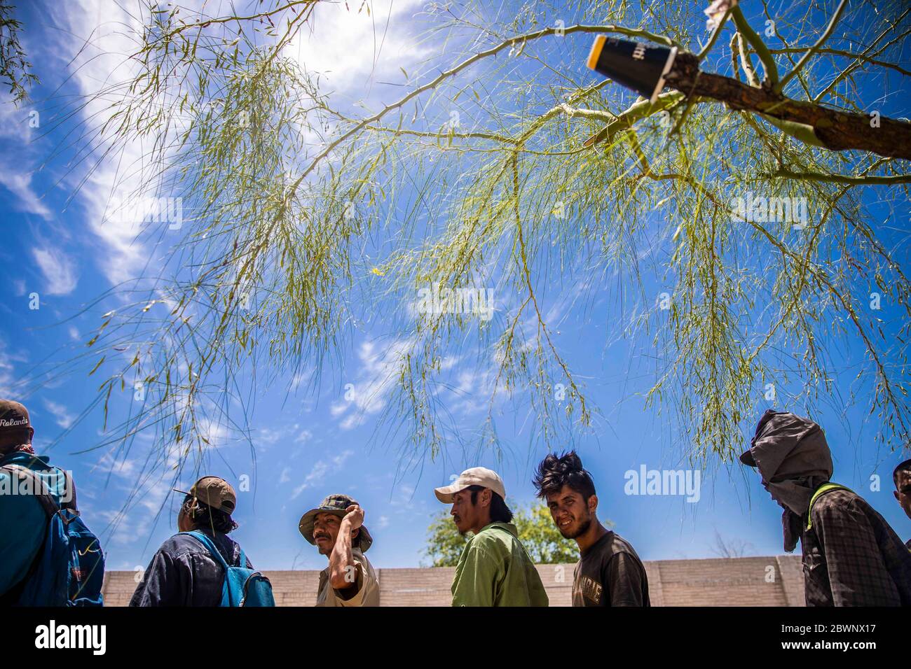 HERMOSILLO, MEXIKO - MAI 26:mehrere Migranten und Obdachlose stehen täglich an, um im Freien kostenlos zu essen.Diese Lebensmittel kommen aus dem Speisesaal und dem Dispensar San Luis Gonzaga, der aufgrund der Pandemie am 26. Mai 2020 in Hermosillo, Mexiko, vorübergehend geschlossen ist. Trotz der wachsenden Zahl positiver COVID-19-Fälle im Land endet das Programm „gesunde Distanz“ am 31. Mai, aber in den Städten mit einer hohen Anzahl von bestätigten Fällen werden die Einschränkungen weiterhin bestehen. (Foto von Luis Gutierrez/ Norte Photo) Stockfoto