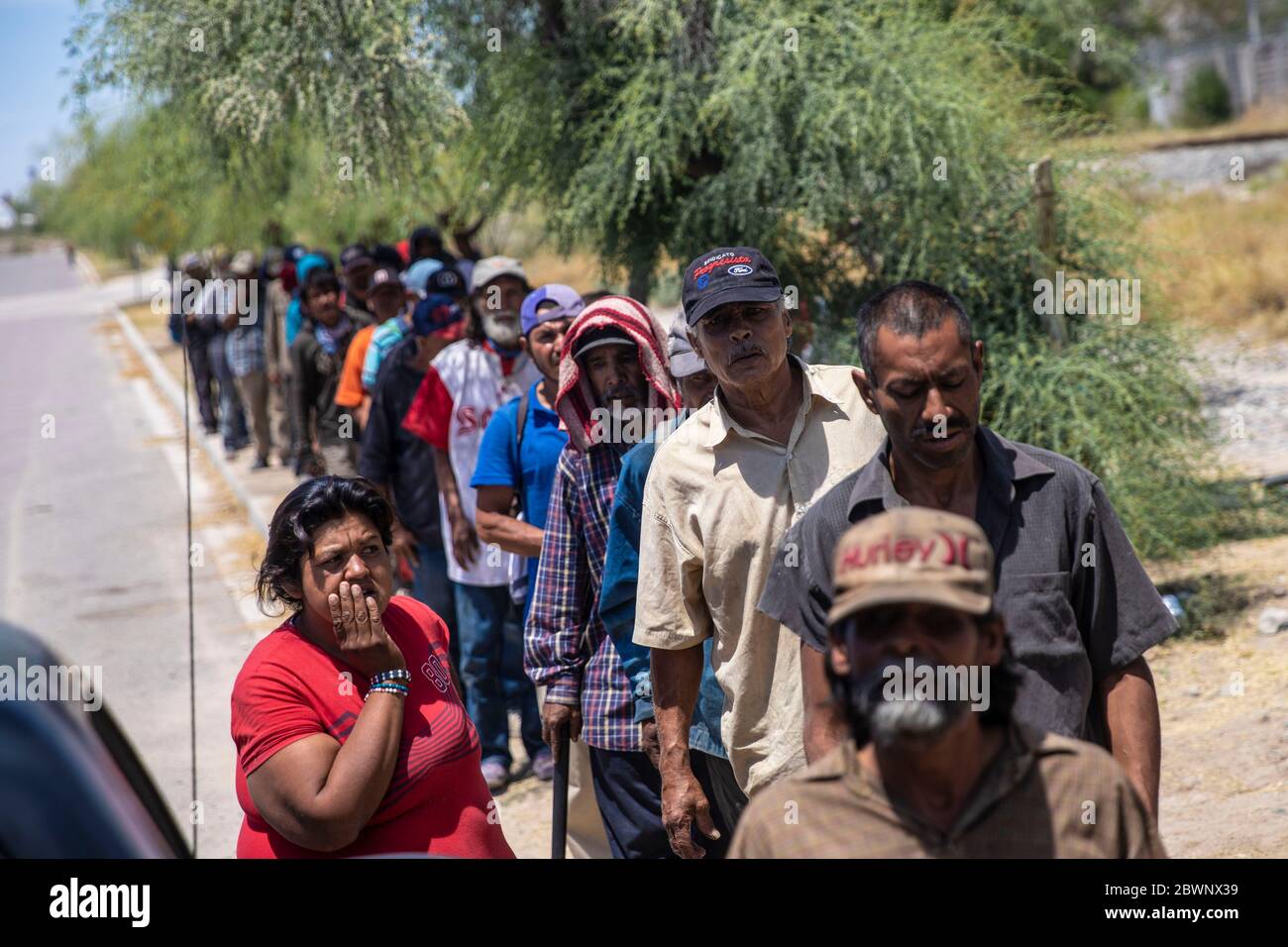 HERMOSILLO, MEXIKO - MAI 26:mehrere Migranten und Obdachlose stehen täglich an, um im Freien kostenlos zu essen.Diese Lebensmittel kommen aus dem Speisesaal und dem Dispensar San Luis Gonzaga, der aufgrund der Pandemie am 26. Mai 2020 in Hermosillo, Mexiko, vorübergehend geschlossen ist. Trotz der wachsenden Zahl positiver COVID-19-Fälle im Land endet das Programm „gesunde Distanz“ am 31. Mai, aber in den Städten mit einer hohen Anzahl von bestätigten Fällen werden die Einschränkungen weiterhin bestehen. (Foto von Luis Gutierrez/ Norte Photo) Stockfoto