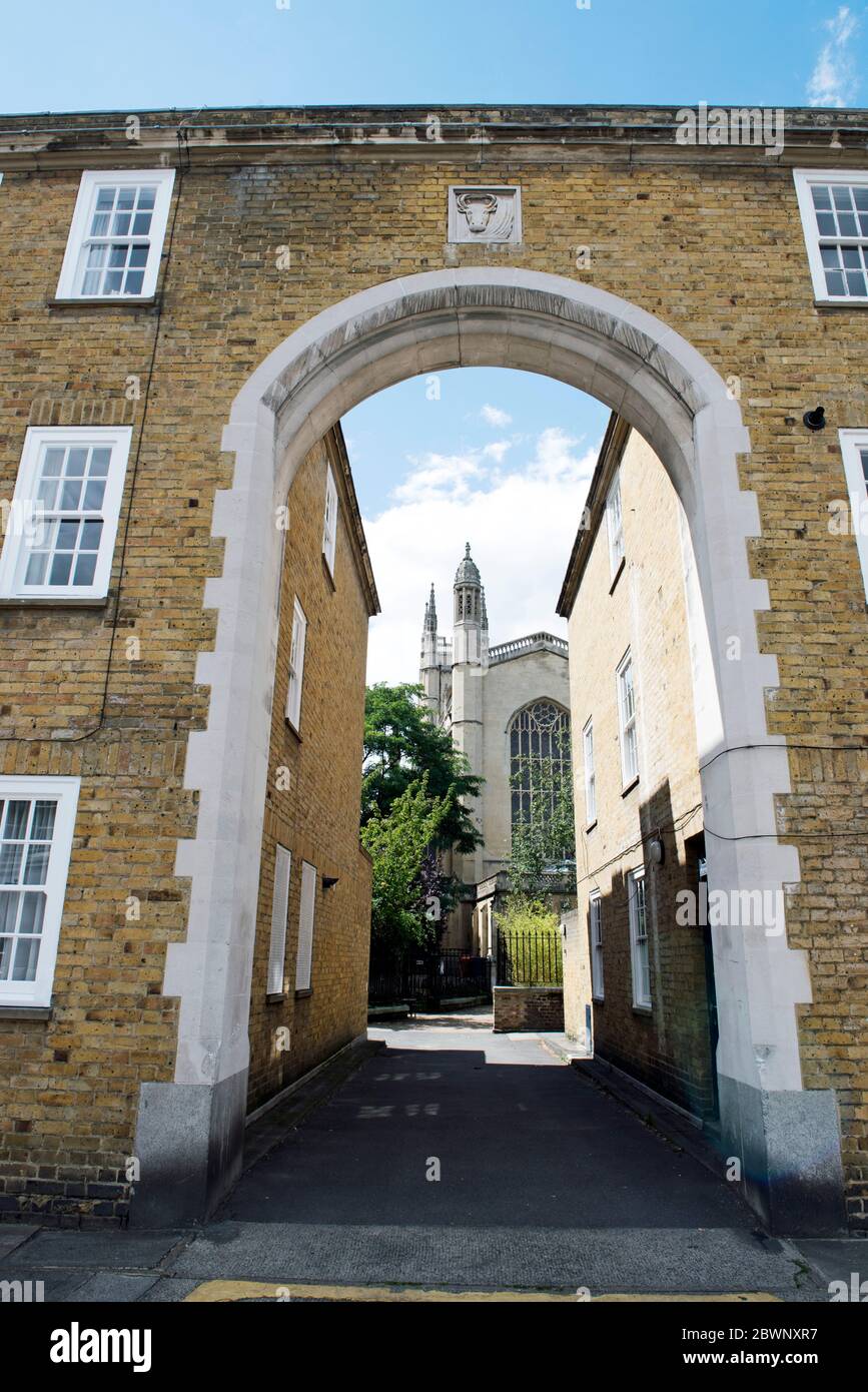 Torbogen zwischen Haus in der St Luke's Street, St Lukes Church in der Ferne gesehen, Royal Borough of Kensington & Chelsea London Stockfoto