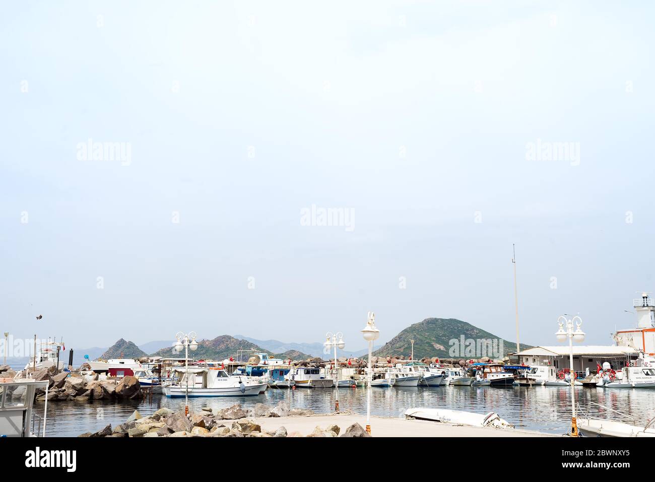 Bodrum, Türkei - 22. Mai 2019: Schönes Meer, Himmel, Wolken und ein Boot am Turgutreis Hafen in Bodrum, Stockfoto
