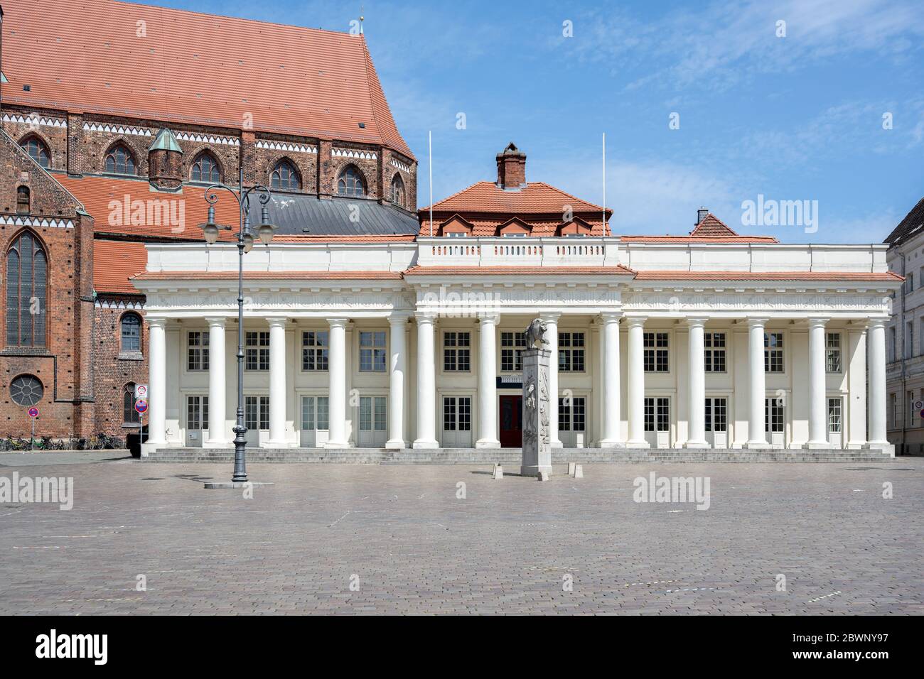 Weißes Säulengebäude, die ehemalige Markthalle auf dem Marktplatz in der Stadt Schwerin, Hauptstadt Mecklenburg-Vorpommerns, blauer Himmel Stockfoto